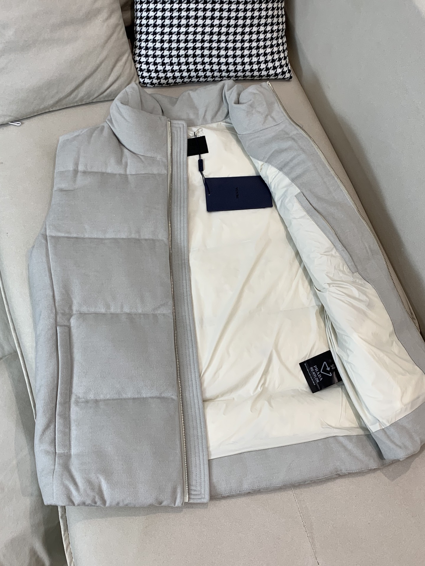 。羽绒 普拉达💥独家专供秋冬新款立领羽绒马甲。整身填充90白鸭绒，胸口经典三角标设计。降温天气必备的保暖