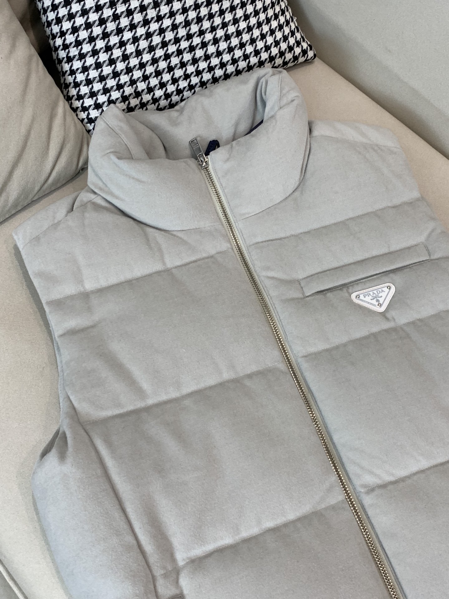 。羽绒 普拉达💥独家专供秋冬新款立领羽绒马甲。整身填充90白鸭绒，胸口经典三角标设计。降温天气必备的保暖