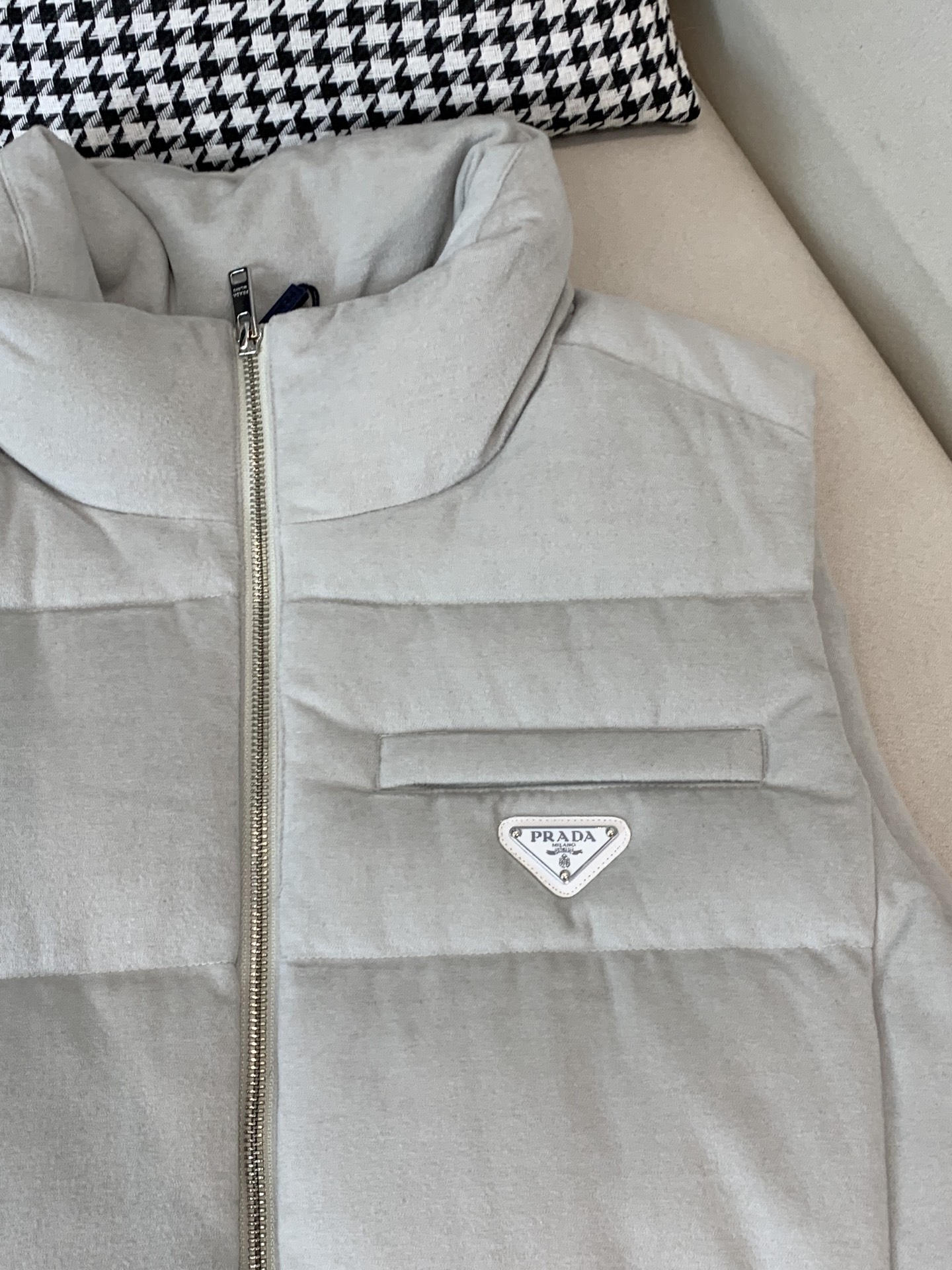 。羽绒 普拉达💥独家专供秋冬新款立领羽绒马甲。整身填充90白鸭绒，胸口经典三角标设计。降温天气必备的保暖