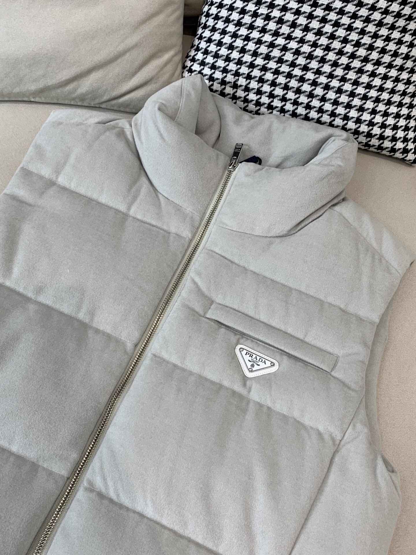 。羽绒 普拉达💥独家专供秋冬新款立领羽绒马甲。整身填充90白鸭绒，胸口经典三角标设计。降温天气必备的保暖