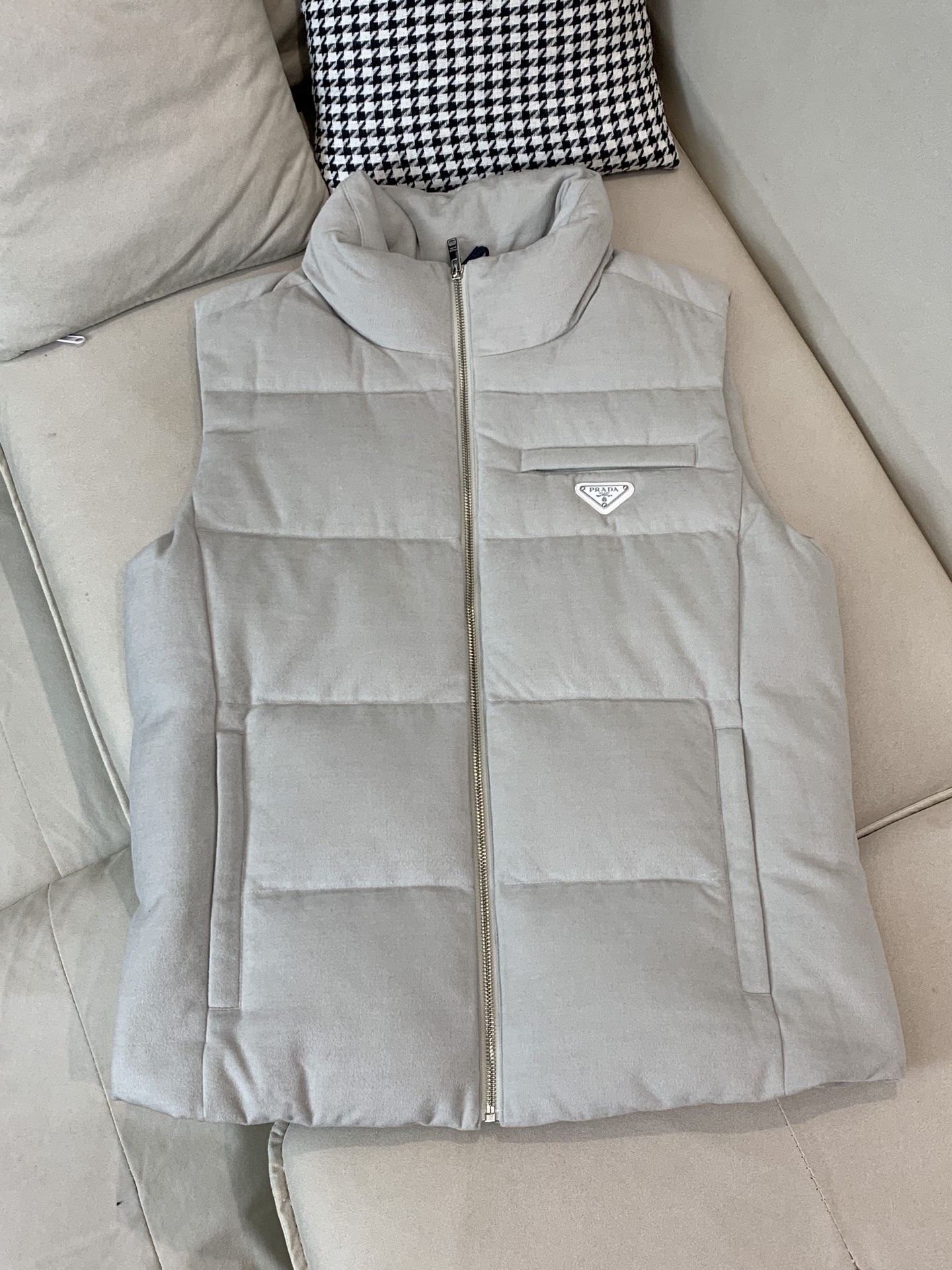 。羽绒 普拉达💥独家专供秋冬新款立领羽绒马甲。整身填充90白鸭绒，胸口经典三角标设计。降温天气必备的保暖