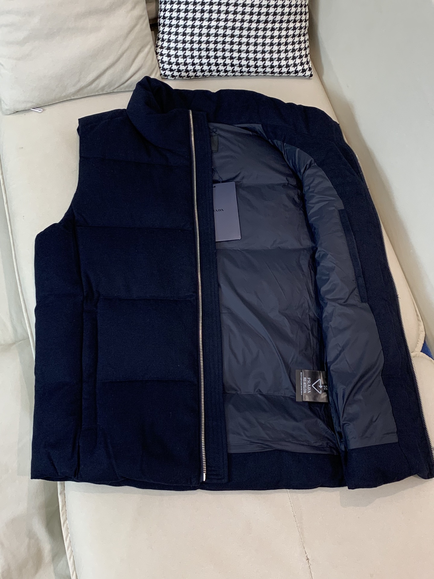 。 羽绒 普拉达💥独家专供秋冬新款立领羽绒马甲。整身填充90白鸭绒，胸口经典三角标设计。降温天气必备的保