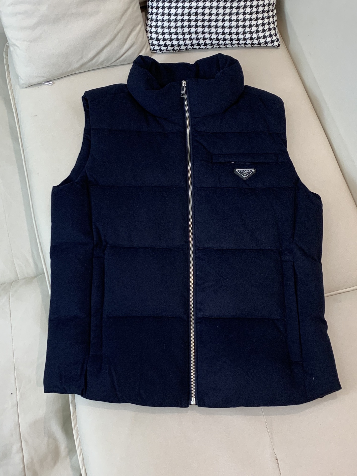 。 羽绒 普拉达💥独家专供秋冬新款立领羽绒马甲。整身填充90白鸭绒，胸口经典三角标设计。降温天气必备的保