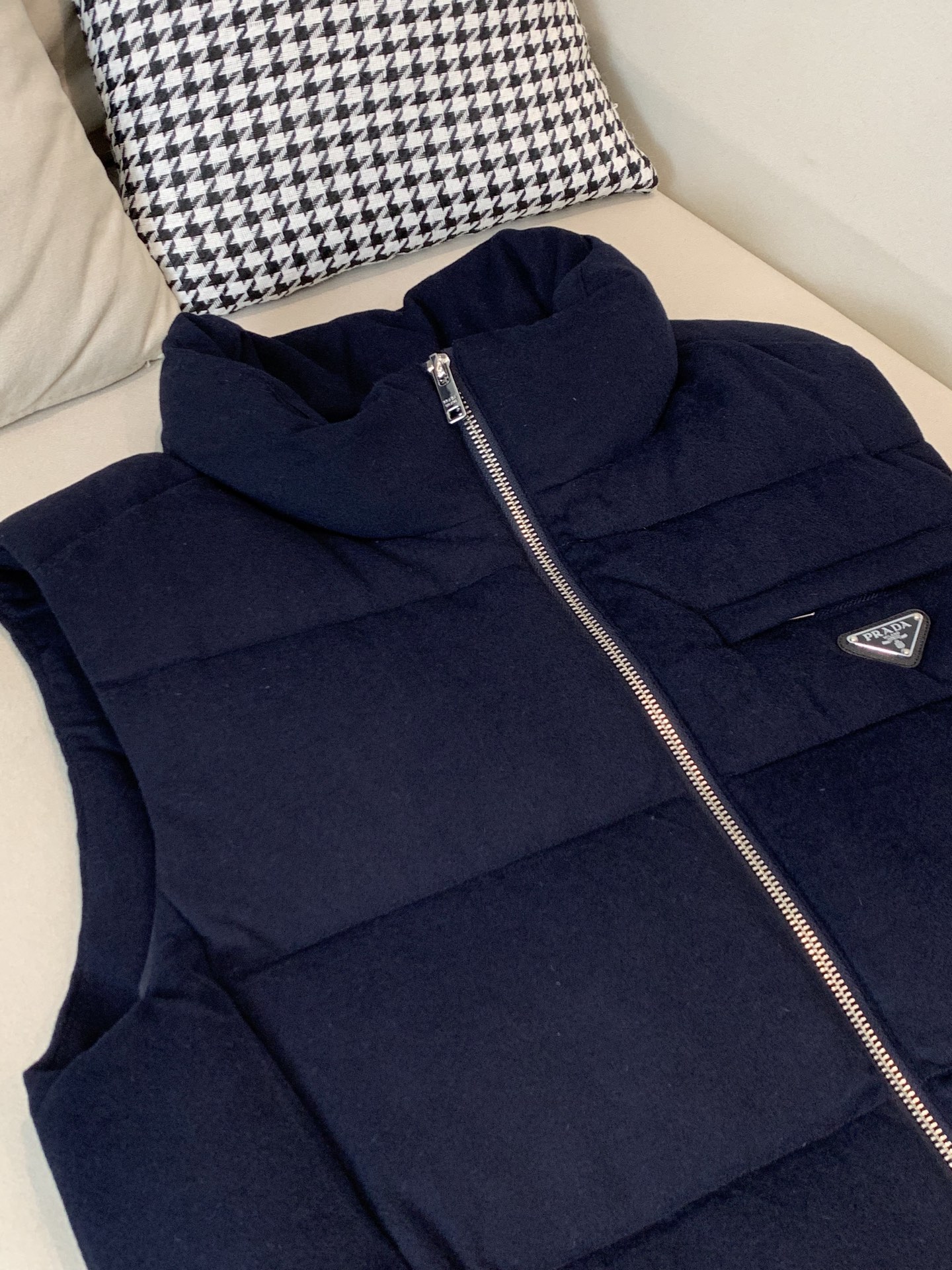 。 羽绒 普拉达💥独家专供秋冬新款立领羽绒马甲。整身填充90白鸭绒，胸口经典三角标设计。降温天气必备的保