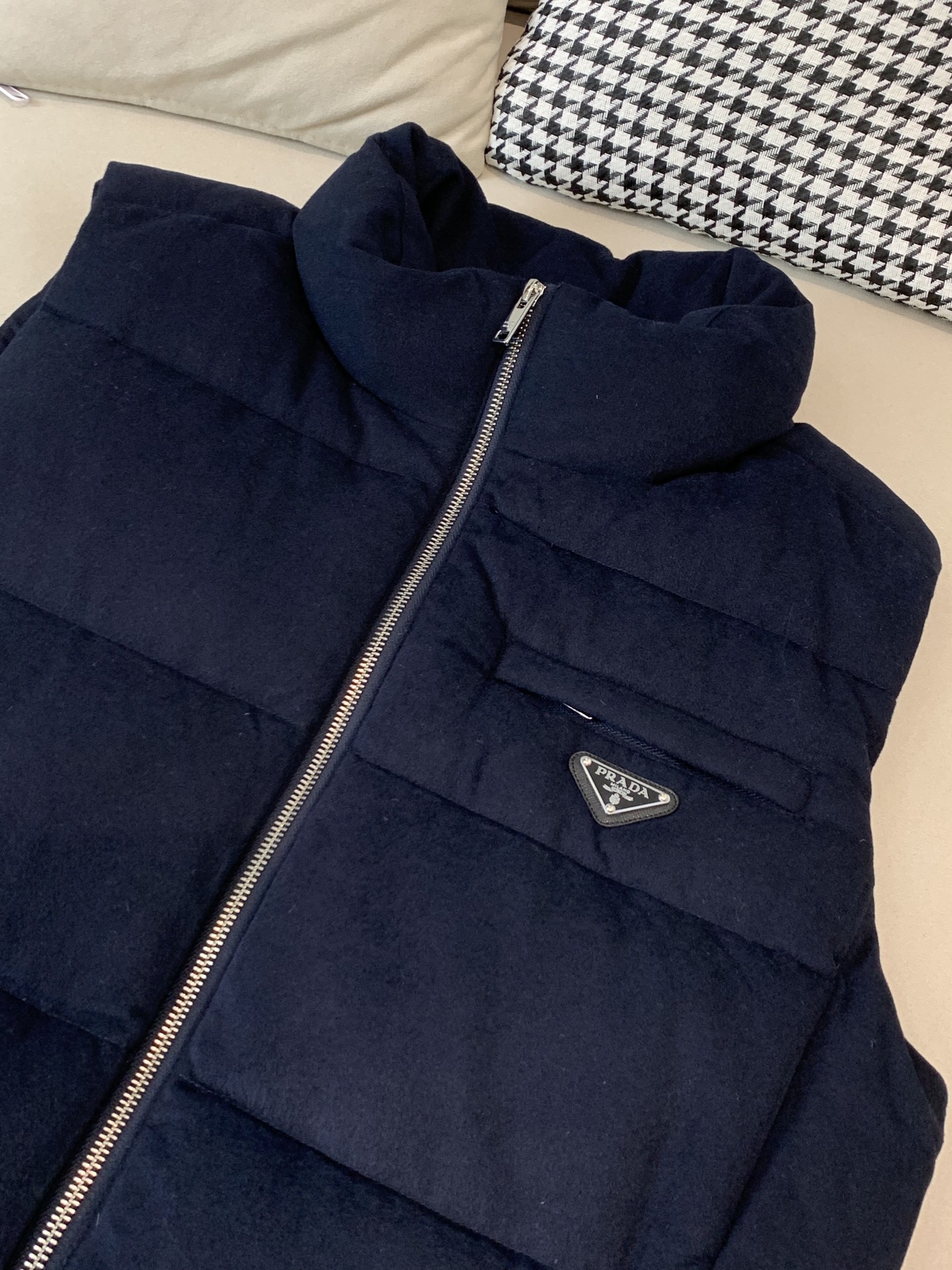 。 羽绒 普拉达💥独家专供秋冬新款立领羽绒马甲。整身填充90白鸭绒，胸口经典三角标设计。降温天气必备的保