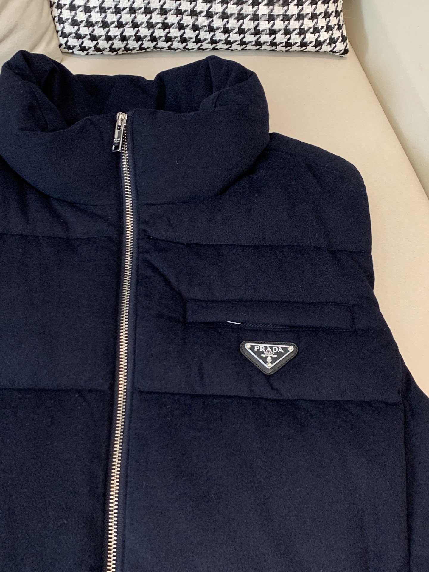 。 羽绒 普拉达💥独家专供秋冬新款立领羽绒马甲。整身填充90白鸭绒，胸口经典三角标设计。降温天气必备的保