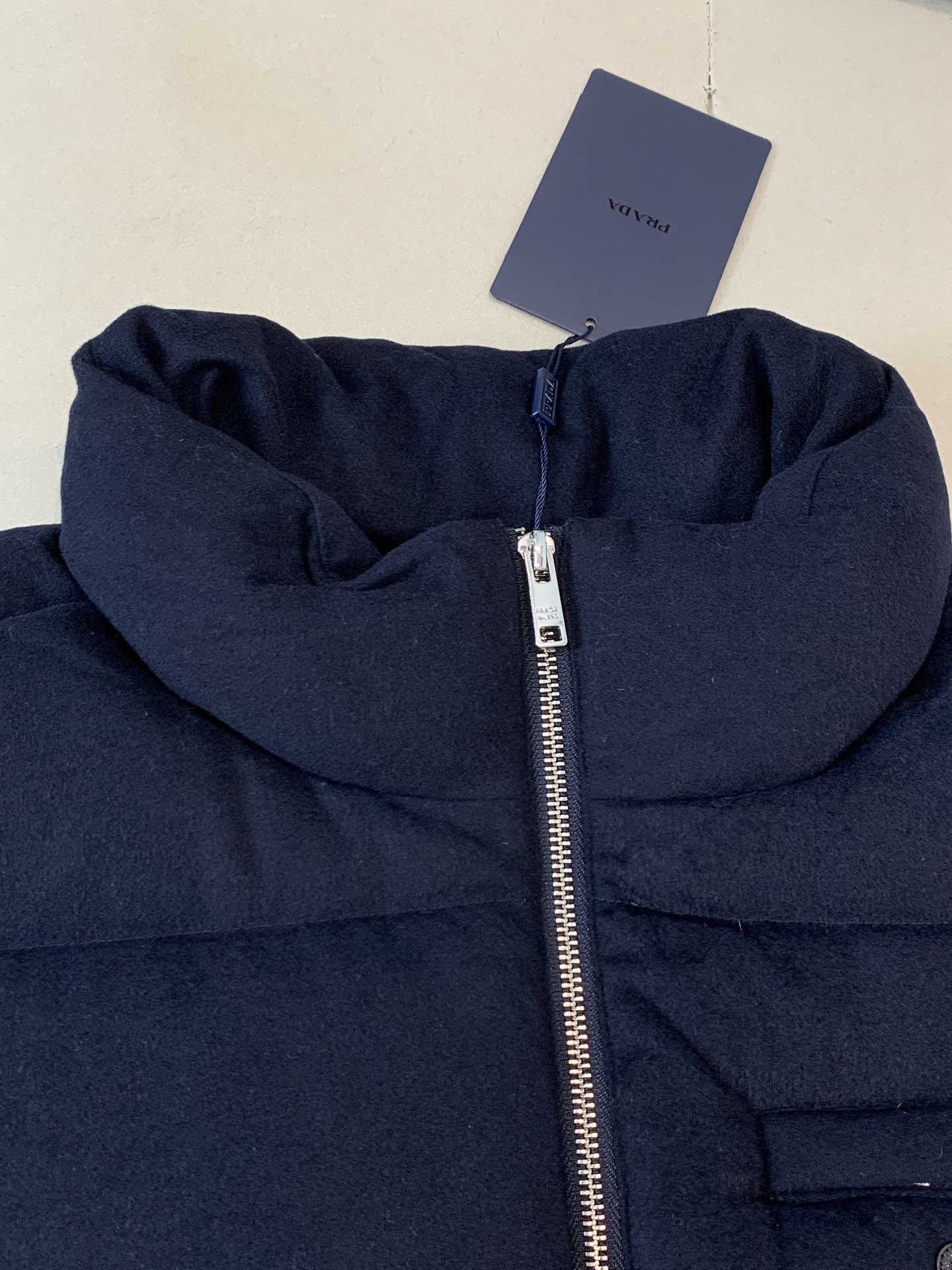 。 羽绒 普拉达💥独家专供秋冬新款立领羽绒马甲。整身填充90白鸭绒，胸口经典三角标设计。降温天气必备的保