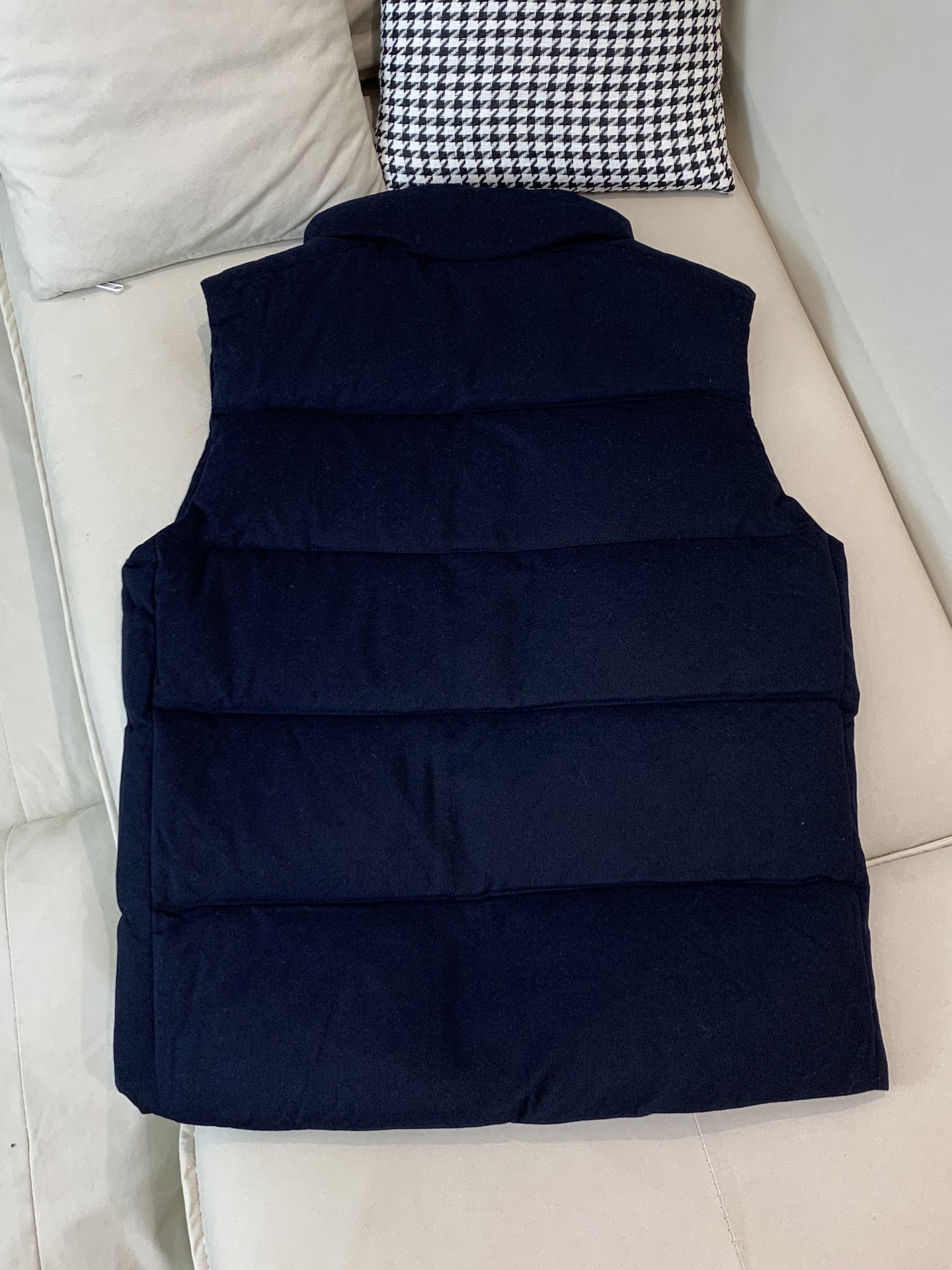 。 羽绒 普拉达💥独家专供秋冬新款立领羽绒马甲。整身填充90白鸭绒，胸口经典三角标设计。降温天气必备的保