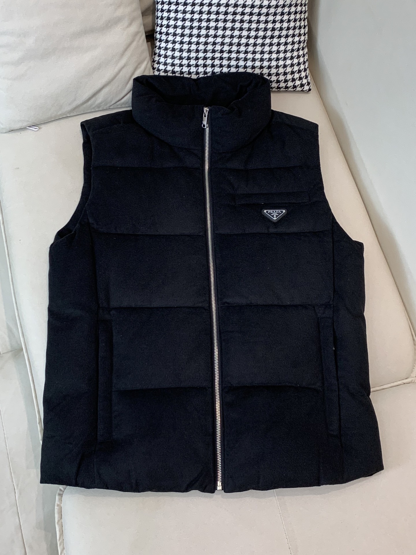 。 羽绒 普拉达💥独家专供秋冬新款立领羽绒马甲。整身填充90白鸭绒，胸口经典三角标设计。降温天气必备的保