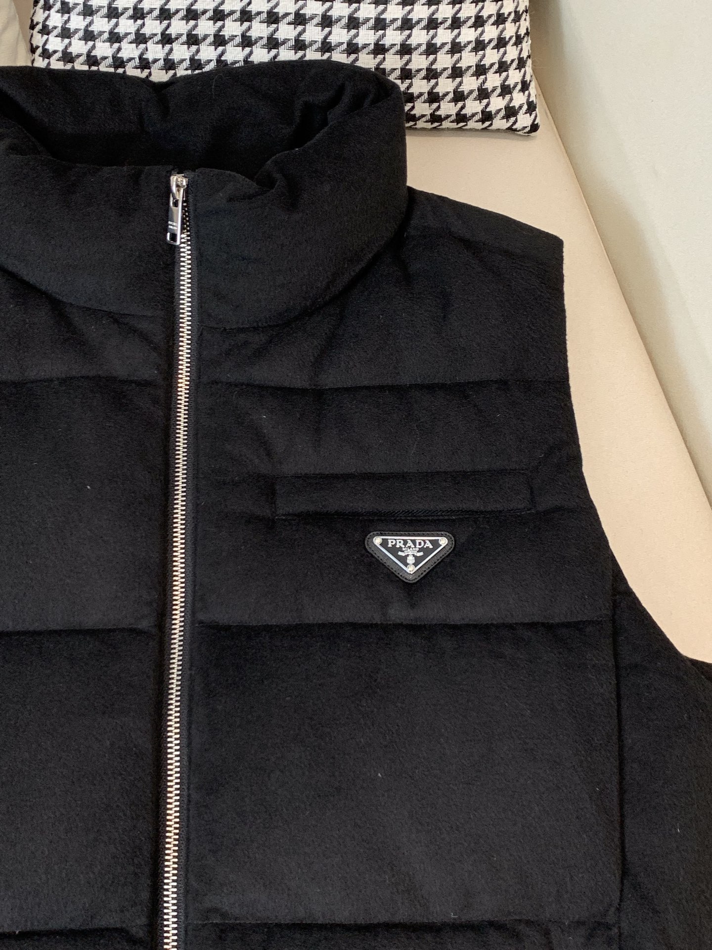 。 羽绒 普拉达💥独家专供秋冬新款立领羽绒马甲。整身填充90白鸭绒，胸口经典三角标设计。降温天气必备的保