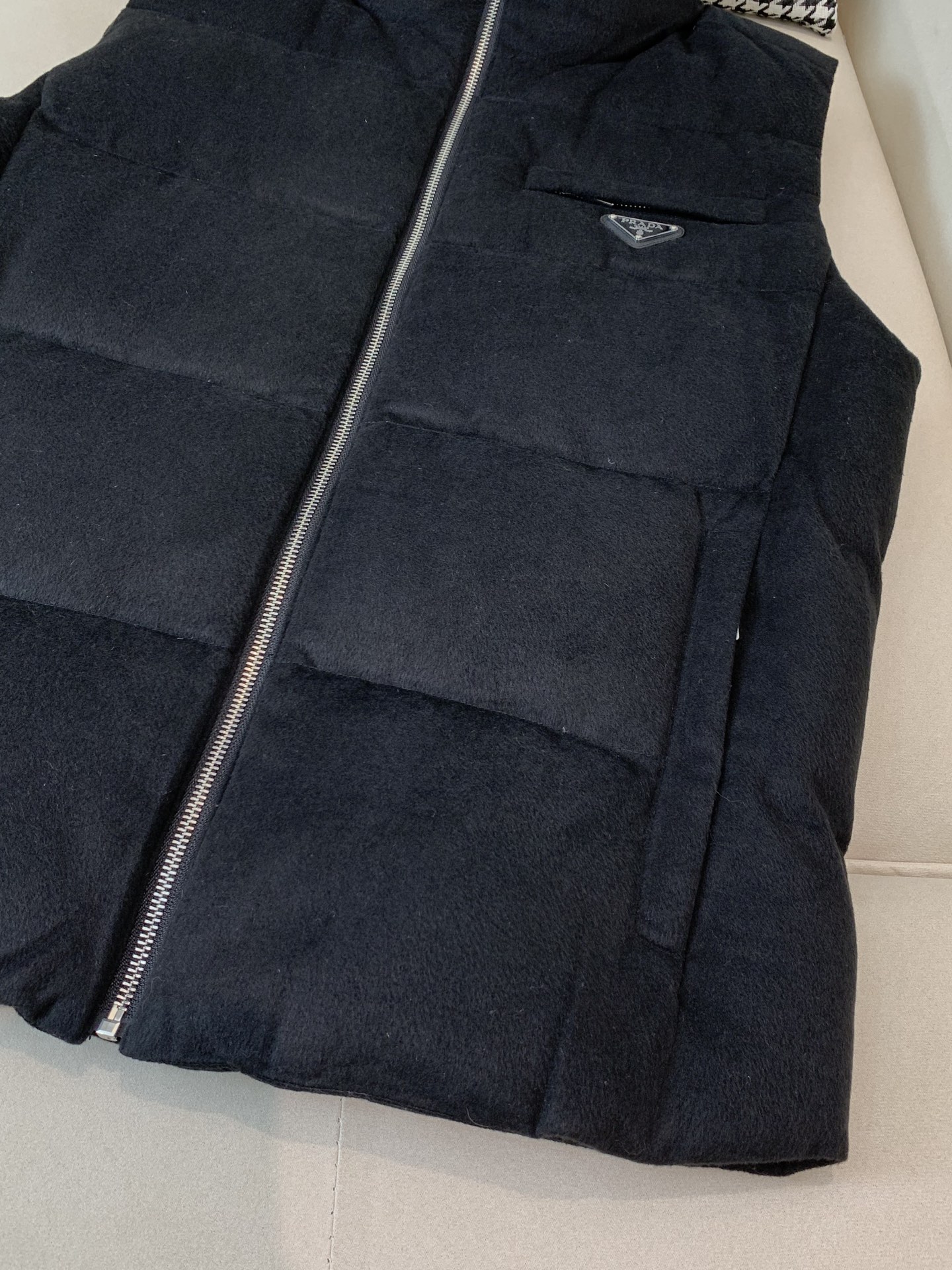 。 羽绒 普拉达💥独家专供秋冬新款立领羽绒马甲。整身填充90白鸭绒，胸口经典三角标设计。降温天气必备的保