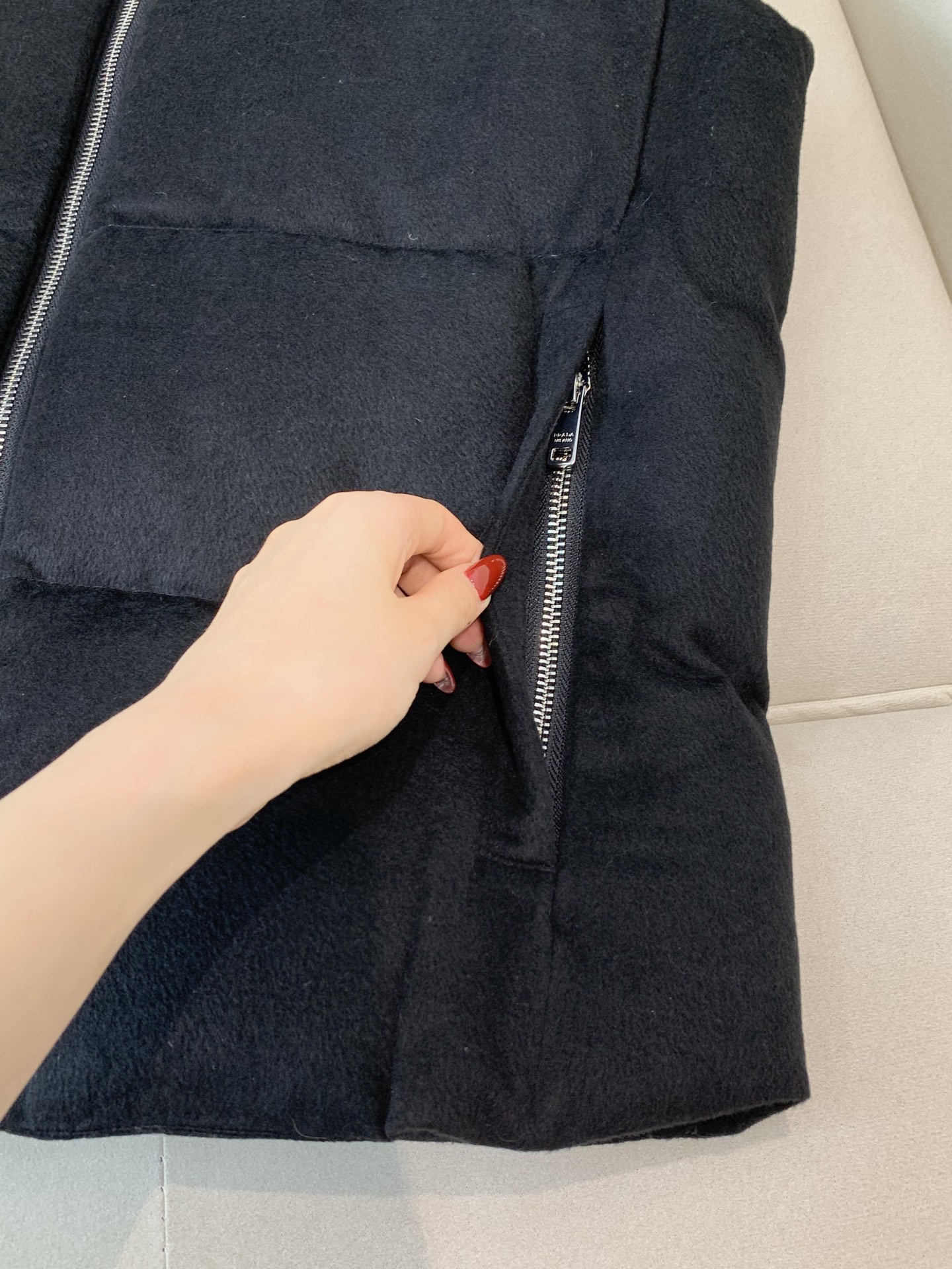 。 羽绒 普拉达💥独家专供秋冬新款立领羽绒马甲。整身填充90白鸭绒，胸口经典三角标设计。降温天气必备的保