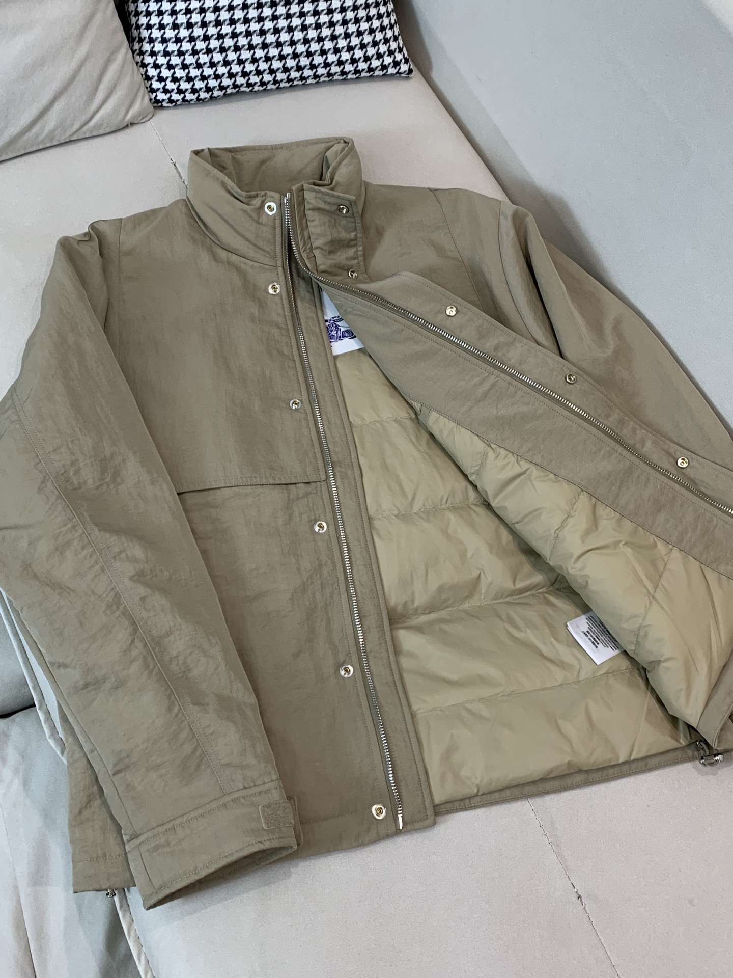 。 羽绒 巴宝莉2025秋冬新款🆕1:1订制五金配件全进口原版定制 欢迎专柜对比 绝对的高品质 采用顶级