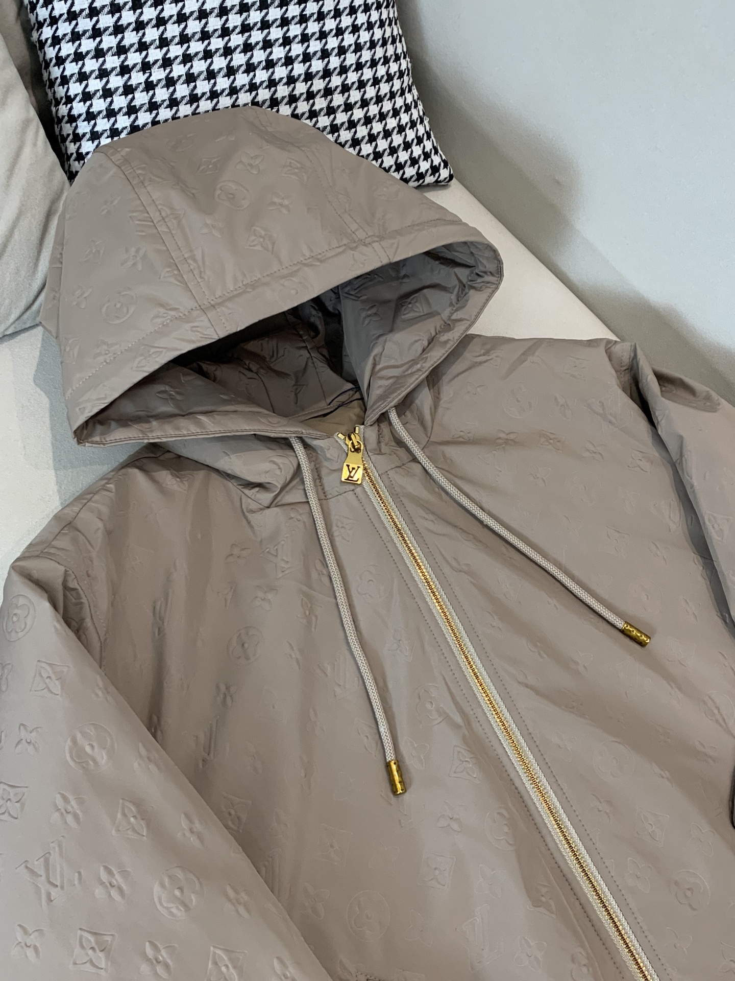 。25SS秋冬新款羽绒服LV驴家拼接暗纹满印连帽羽绒服。官网专柜同步上市。材料工艺解析：国标95%纯白鸭