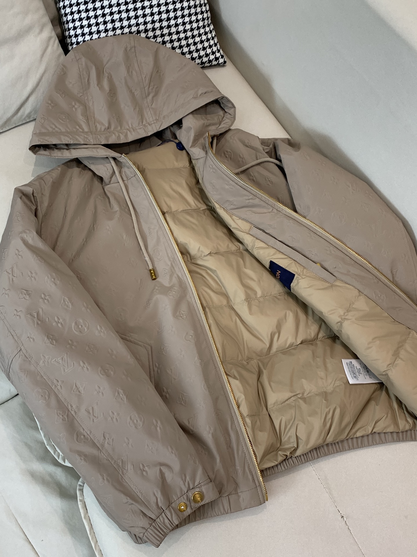 。25SS秋冬新款羽绒服LV驴家拼接暗纹满印连帽羽绒服。官网专柜同步上市。材料工艺解析：国标95%纯白鸭