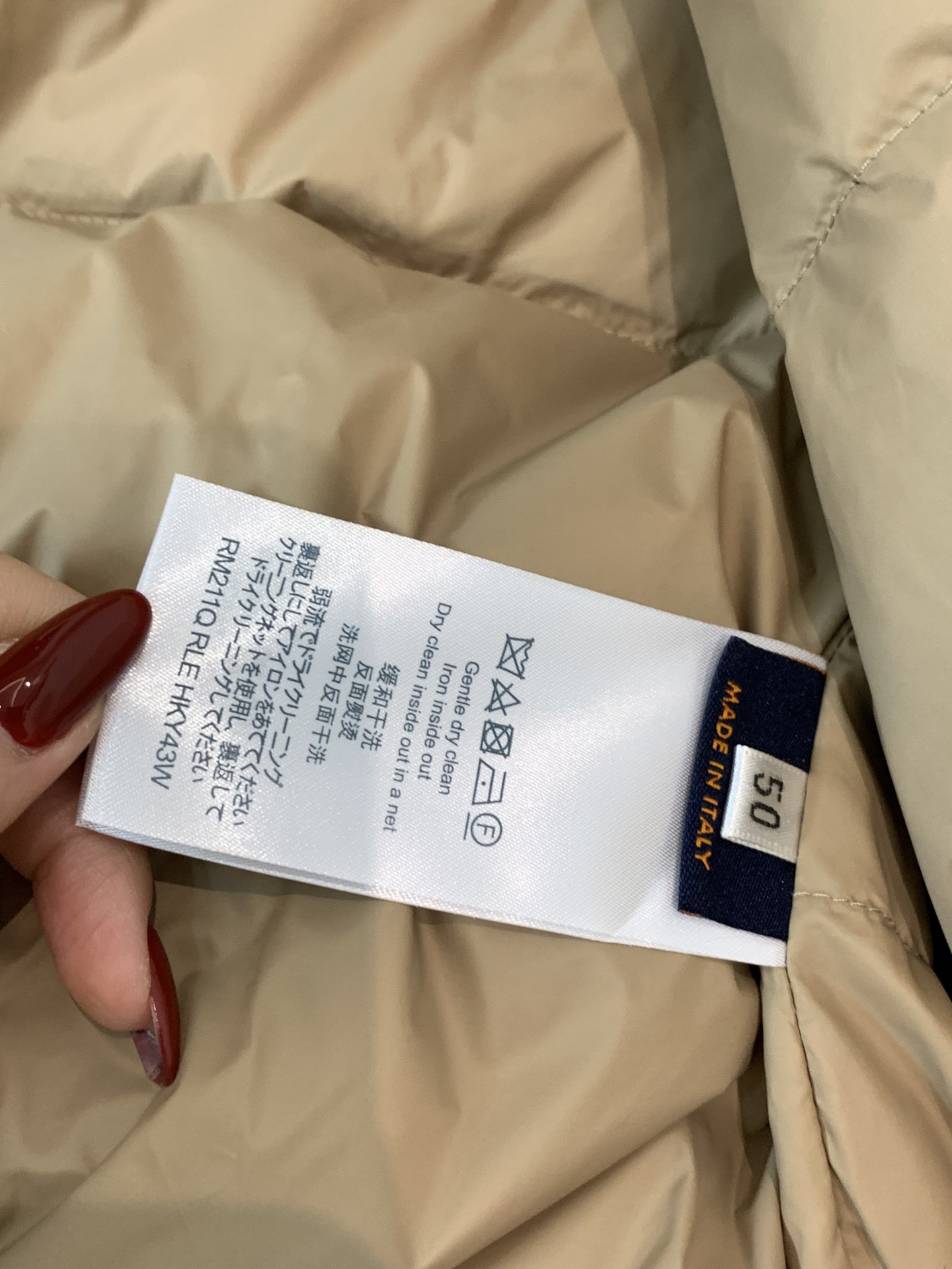 。25SS秋冬新款羽绒服LV驴家拼接暗纹满印连帽羽绒服。官网专柜同步上市。材料工艺解析：国标95%纯白鸭