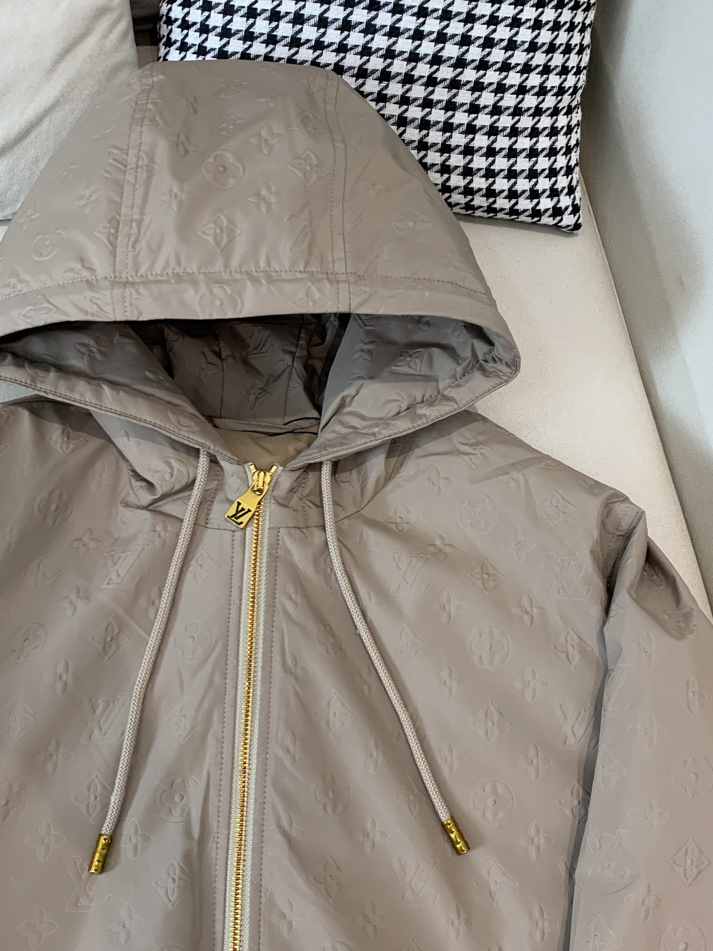 。25SS秋冬新款羽绒服LV驴家拼接暗纹满印连帽羽绒服。官网专柜同步上市。材料工艺解析：国标95%纯白鸭