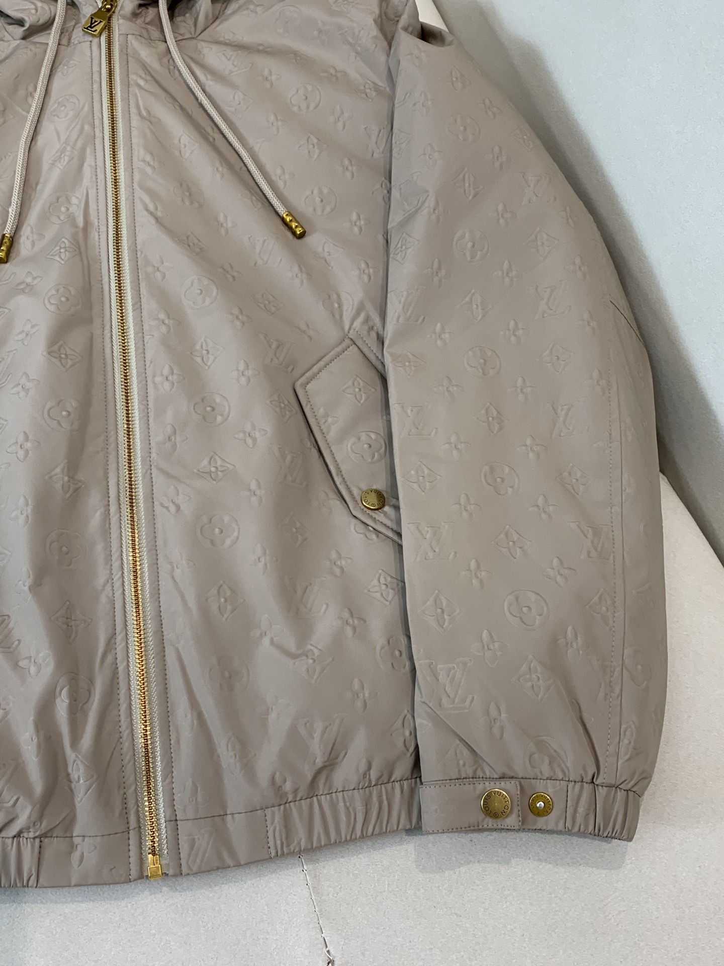 。25SS秋冬新款羽绒服LV驴家拼接暗纹满印连帽羽绒服。官网专柜同步上市。材料工艺解析：国标95%纯白鸭