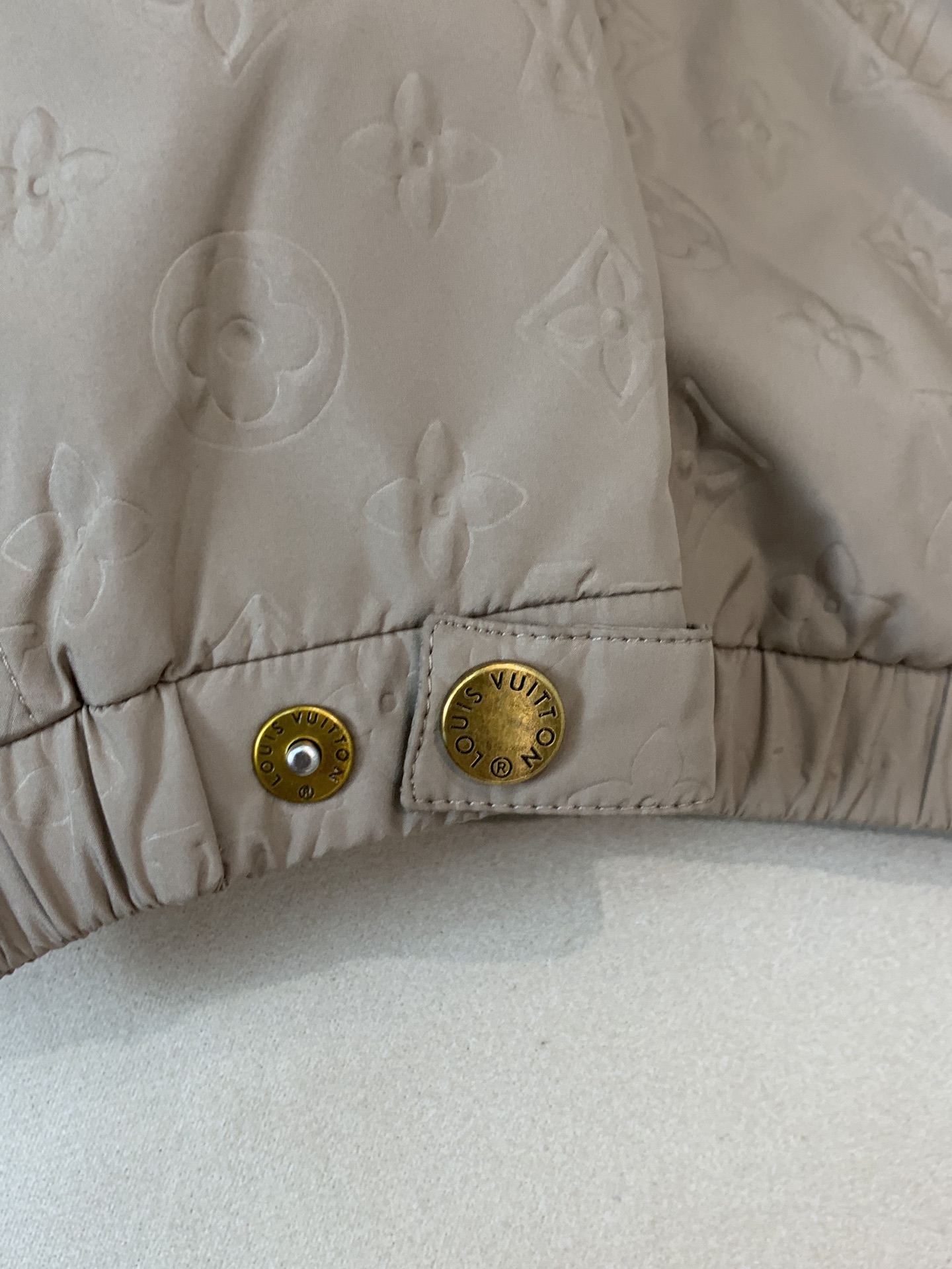 。25SS秋冬新款羽绒服LV驴家拼接暗纹满印连帽羽绒服。官网专柜同步上市。材料工艺解析：国标95%纯白鸭