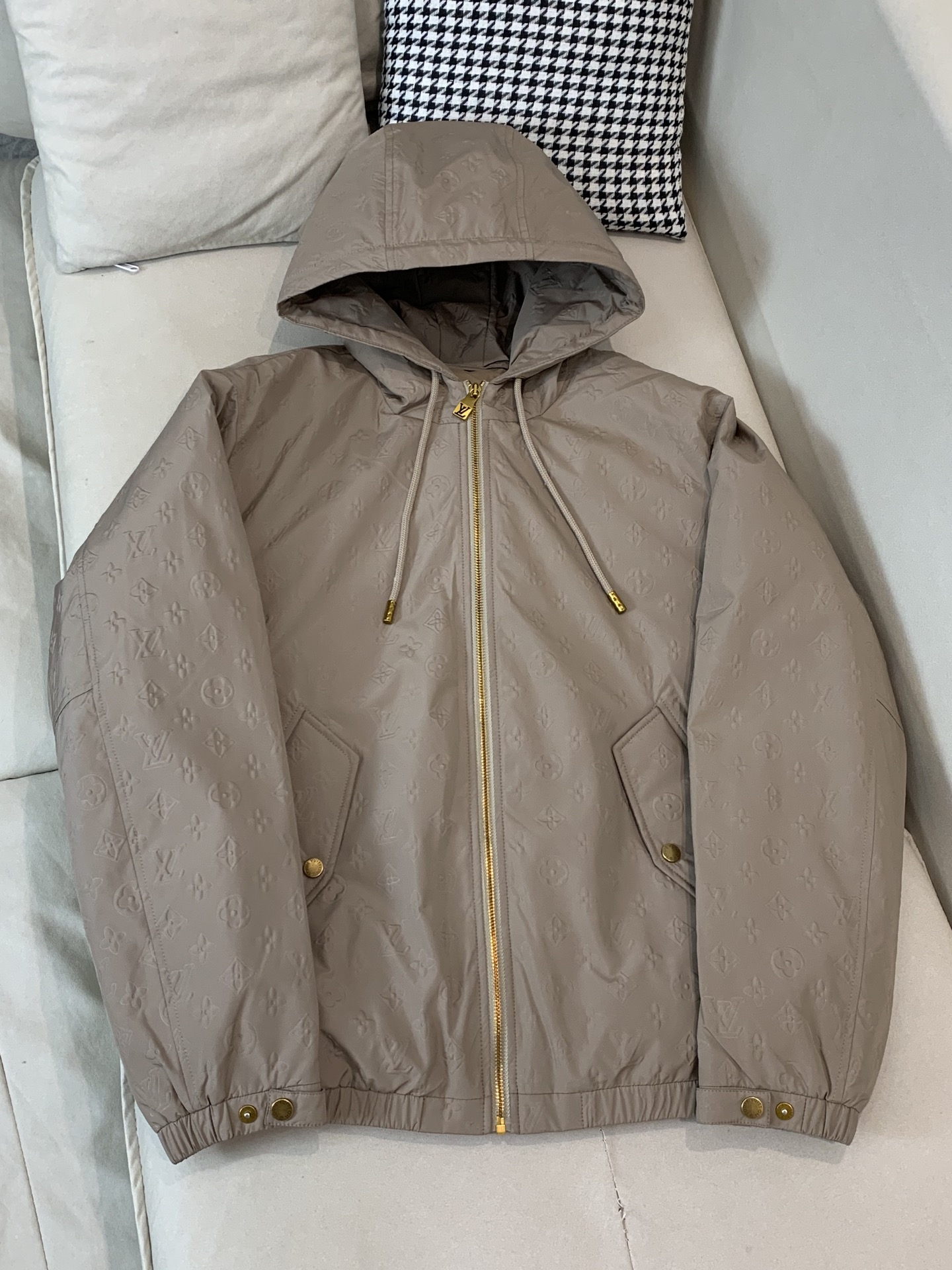 。25SS秋冬新款羽绒服LV驴家拼接暗纹满印连帽羽绒服。官网专柜同步上市。材料工艺解析：国标95%纯白鸭