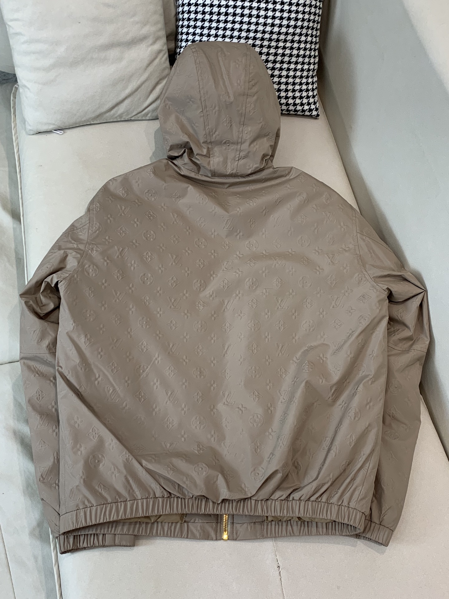 。25SS秋冬新款羽绒服LV驴家拼接暗纹满印连帽羽绒服。官网专柜同步上市。材料工艺解析：国标95%纯白鸭