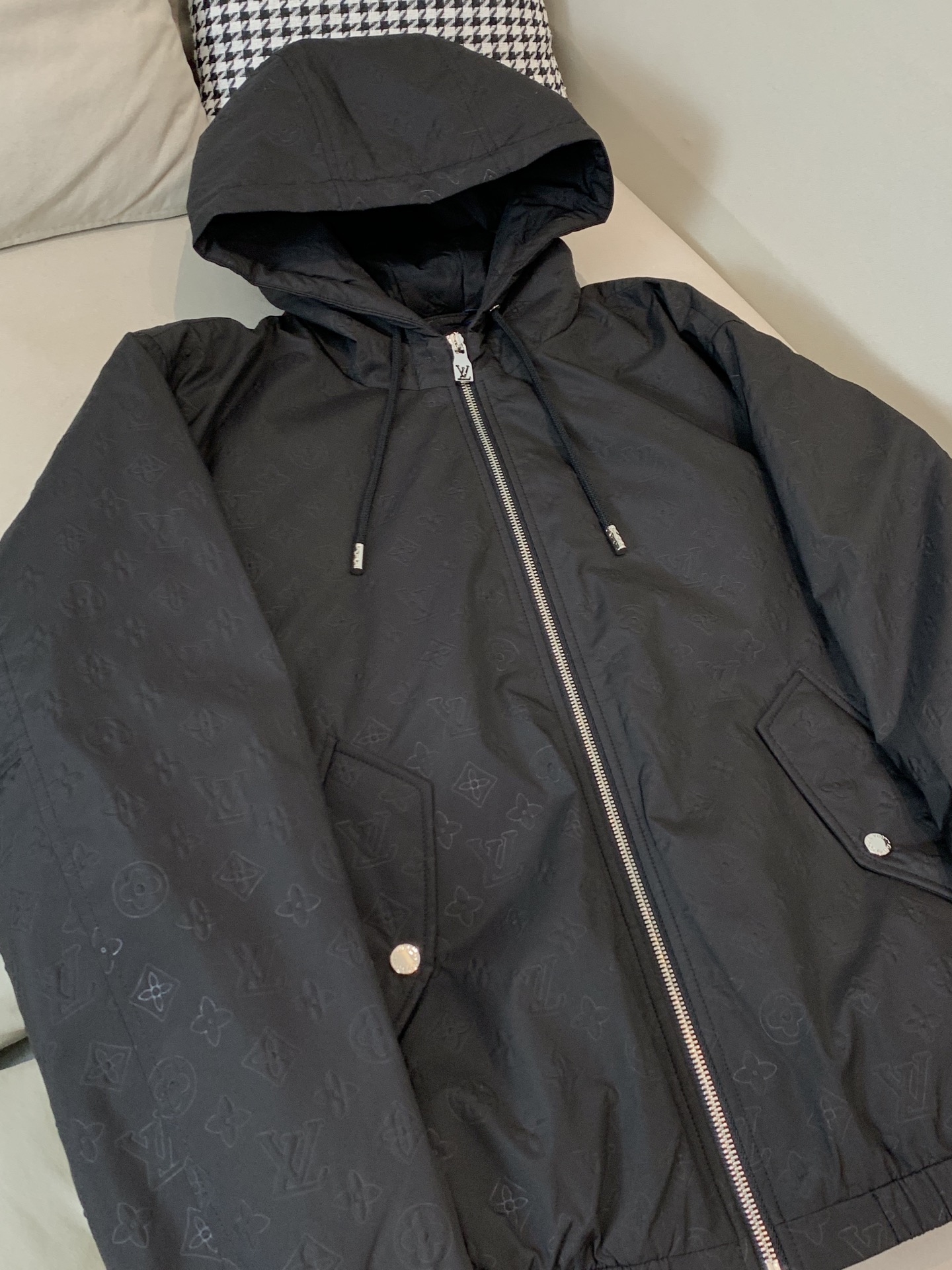 。25SS秋冬新款羽绒服LV驴家拼接暗纹满印连帽羽绒服。官网专柜同步上市。材料工艺解析：国标95%纯白鸭