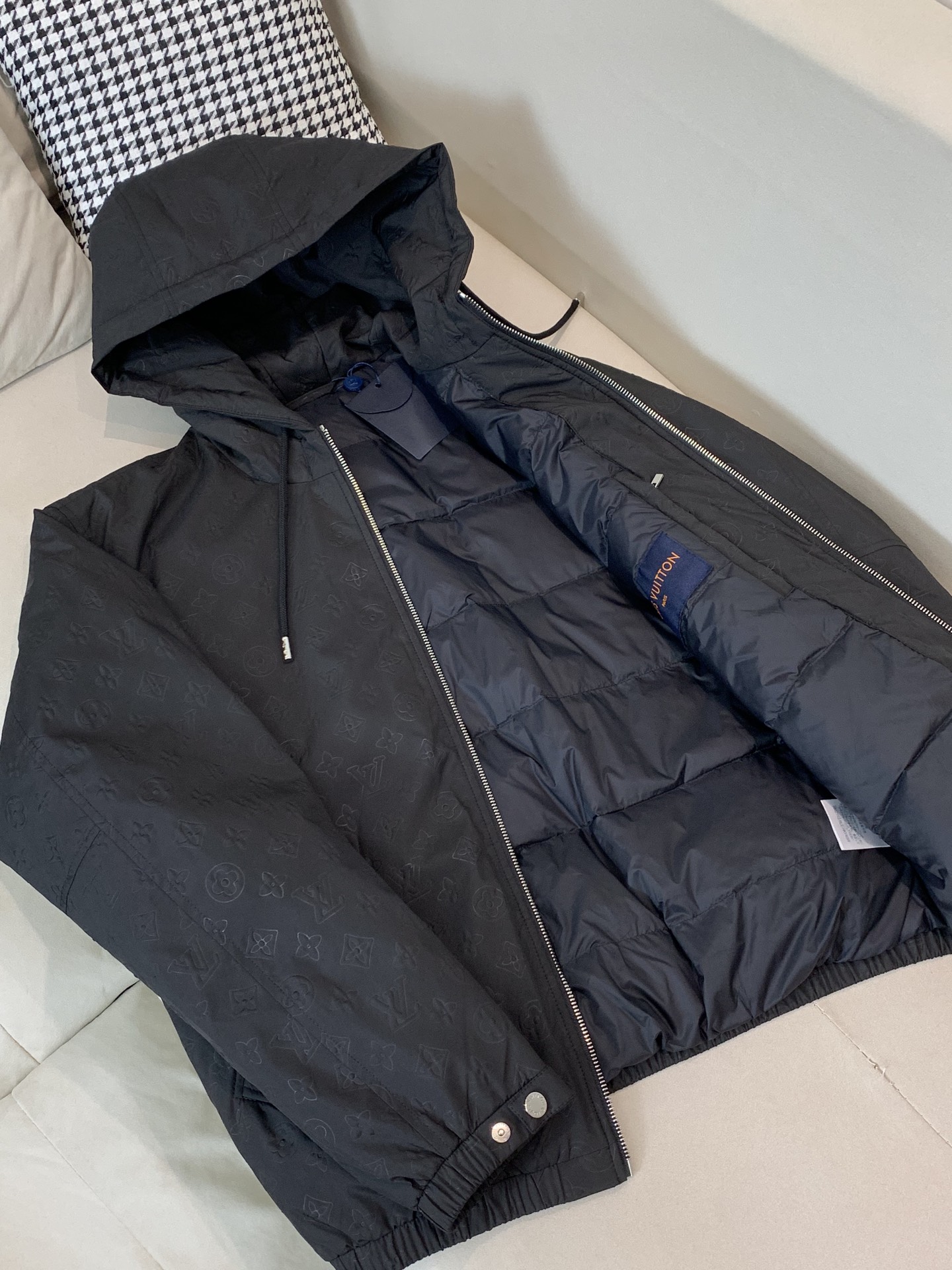 。25SS秋冬新款羽绒服LV驴家拼接暗纹满印连帽羽绒服。官网专柜同步上市。材料工艺解析：国标95%纯白鸭