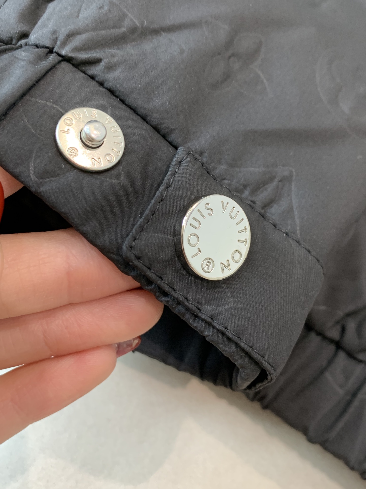 。25SS秋冬新款羽绒服LV驴家拼接暗纹满印连帽羽绒服。官网专柜同步上市。材料工艺解析：国标95%纯白鸭