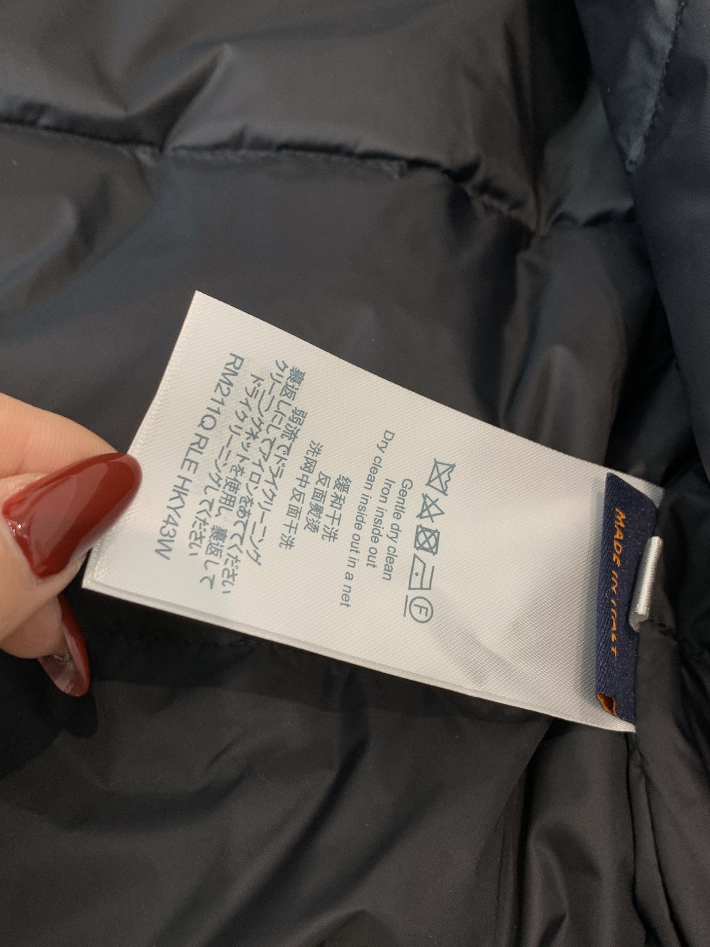 。25SS秋冬新款羽绒服LV驴家拼接暗纹满印连帽羽绒服。官网专柜同步上市。材料工艺解析：国标95%纯白鸭