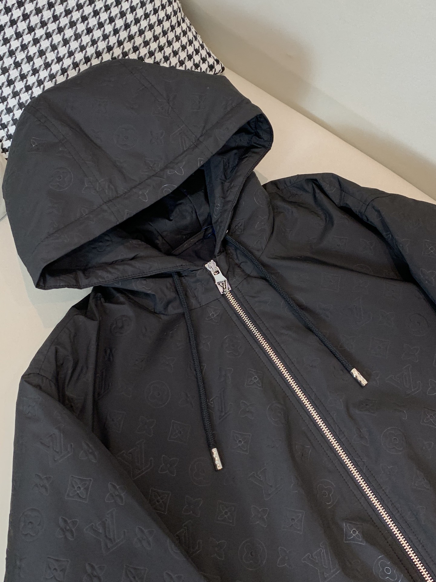 。25SS秋冬新款羽绒服LV驴家拼接暗纹满印连帽羽绒服。官网专柜同步上市。材料工艺解析：国标95%纯白鸭