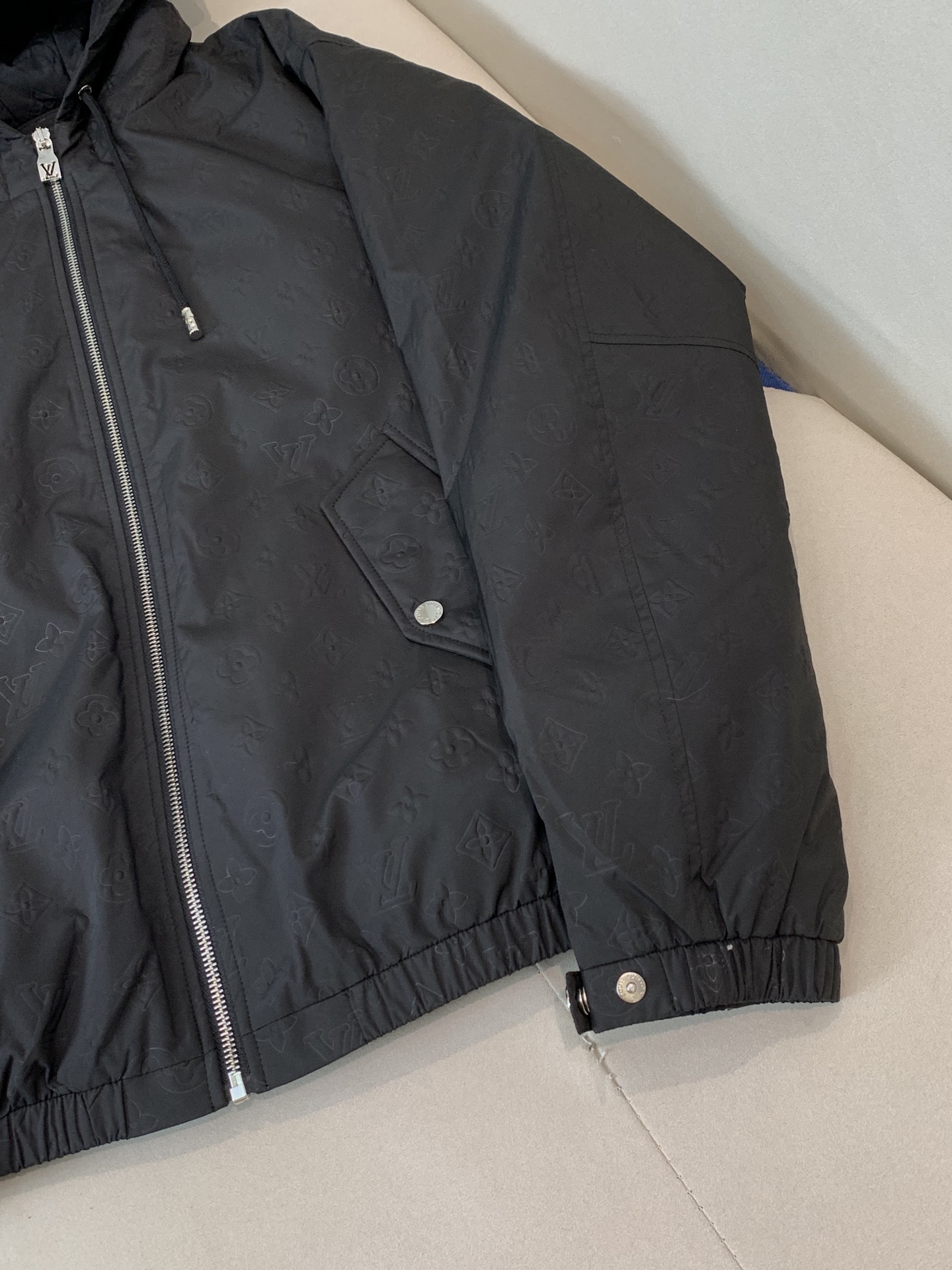 。25SS秋冬新款羽绒服LV驴家拼接暗纹满印连帽羽绒服。官网专柜同步上市。材料工艺解析：国标95%纯白鸭