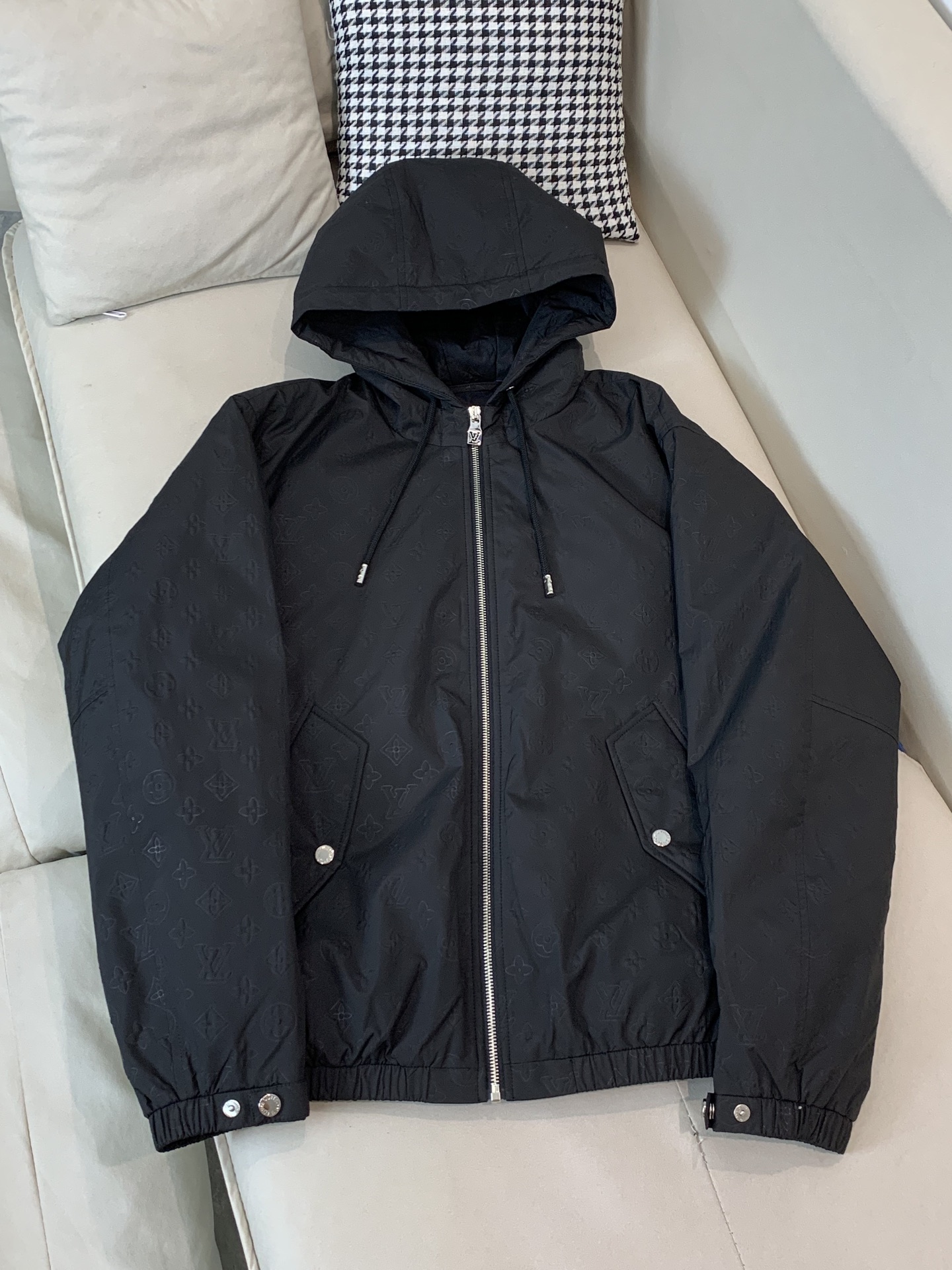 。25SS秋冬新款羽绒服LV驴家拼接暗纹满印连帽羽绒服。官网专柜同步上市。材料工艺解析：国标95%纯白鸭