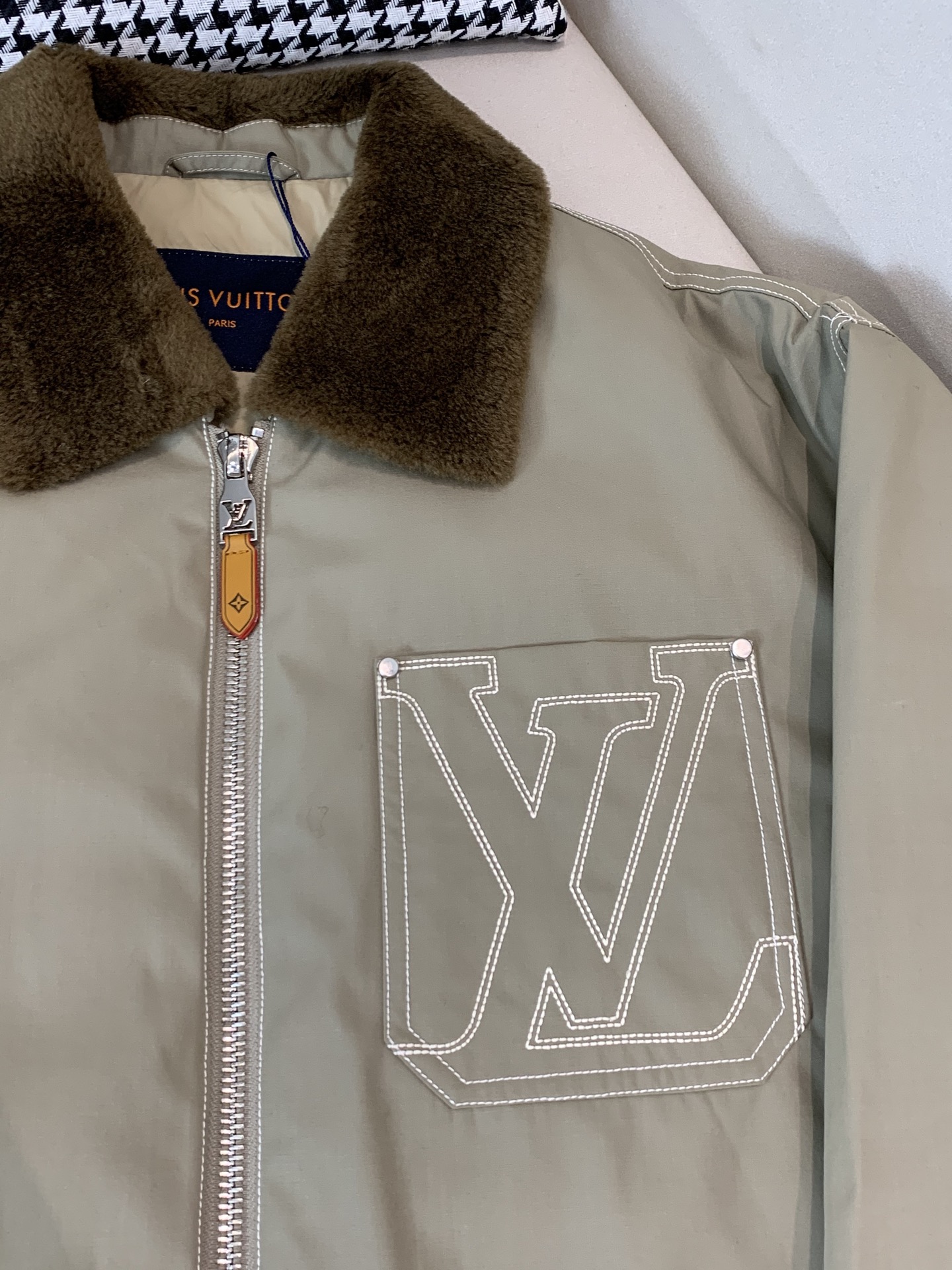 羽绒 LOUIS VUITTON羊羔毛刺绣外套LOUIS VUITTON绗缝羽绒棉外套冬日恋歌|LV蓝色