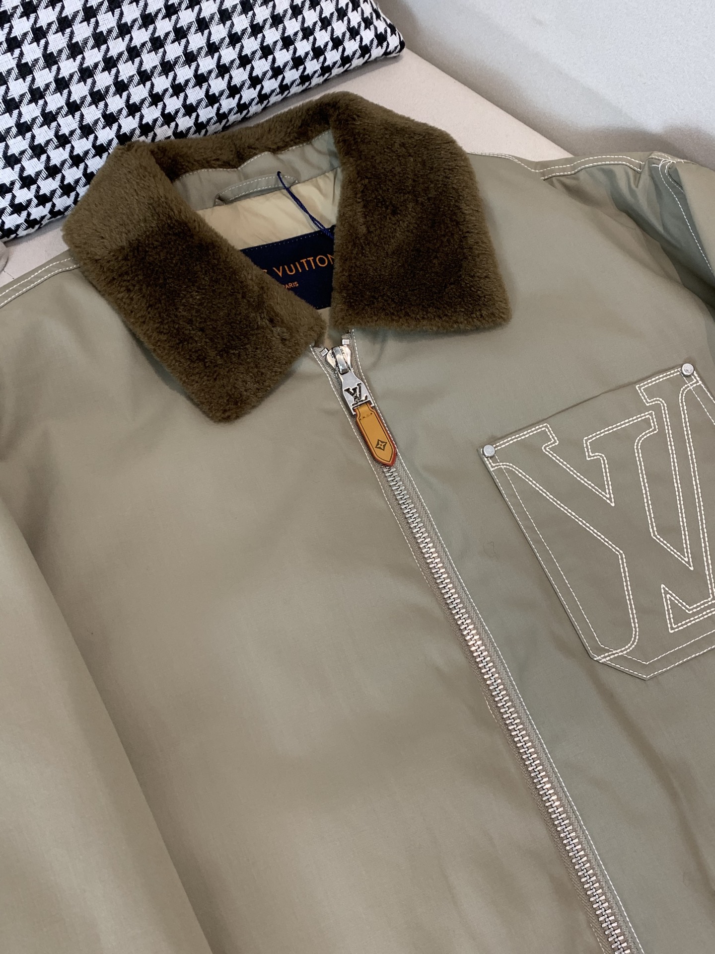 羽绒 LOUIS VUITTON羊羔毛刺绣外套LOUIS VUITTON绗缝羽绒棉外套冬日恋歌|LV蓝色