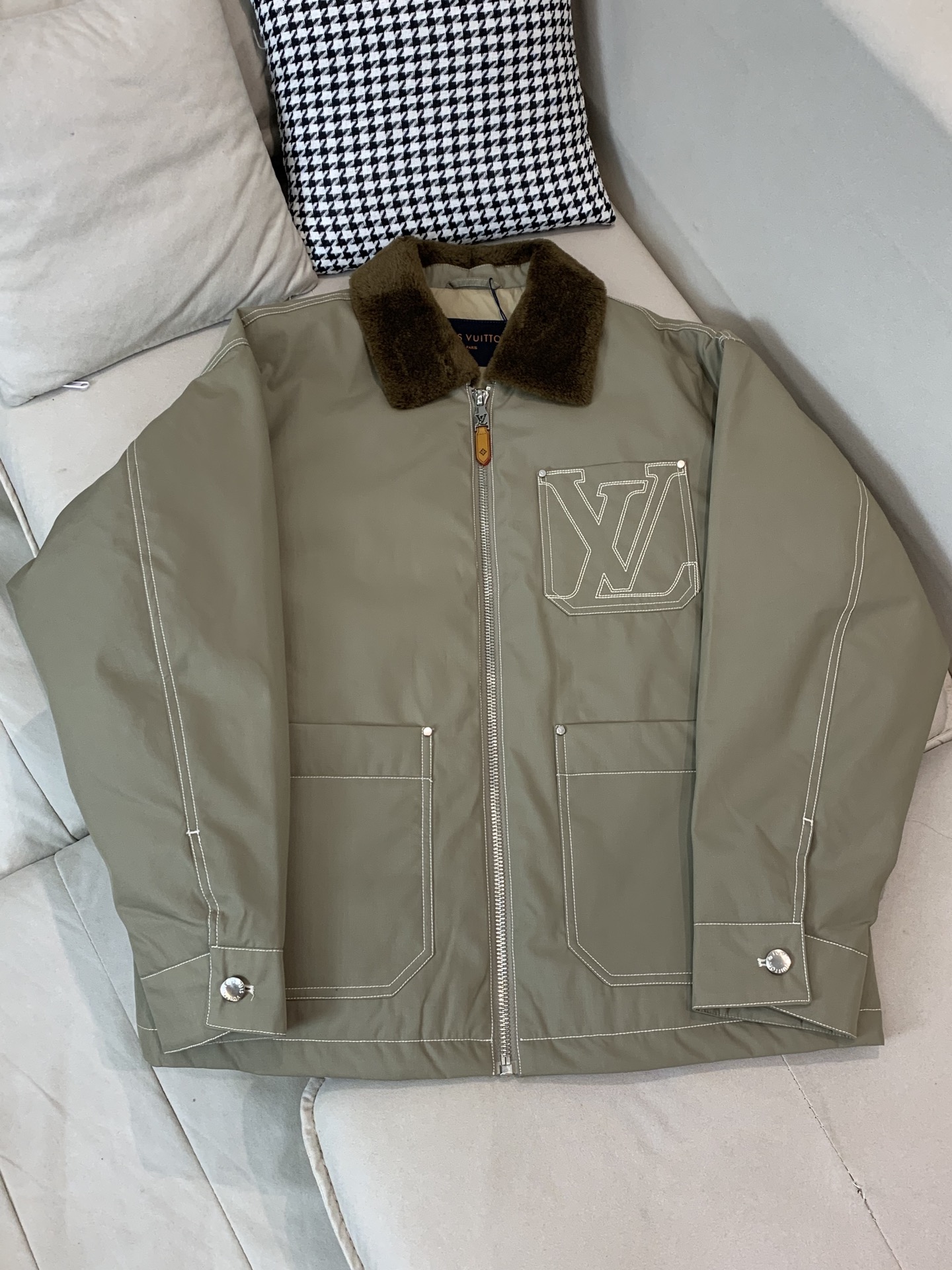 。 羽绒 LOUIS VUITTON羊羔毛刺绣外套LOUIS VUITTON绗缝羽绒棉外套冬日恋歌|LV