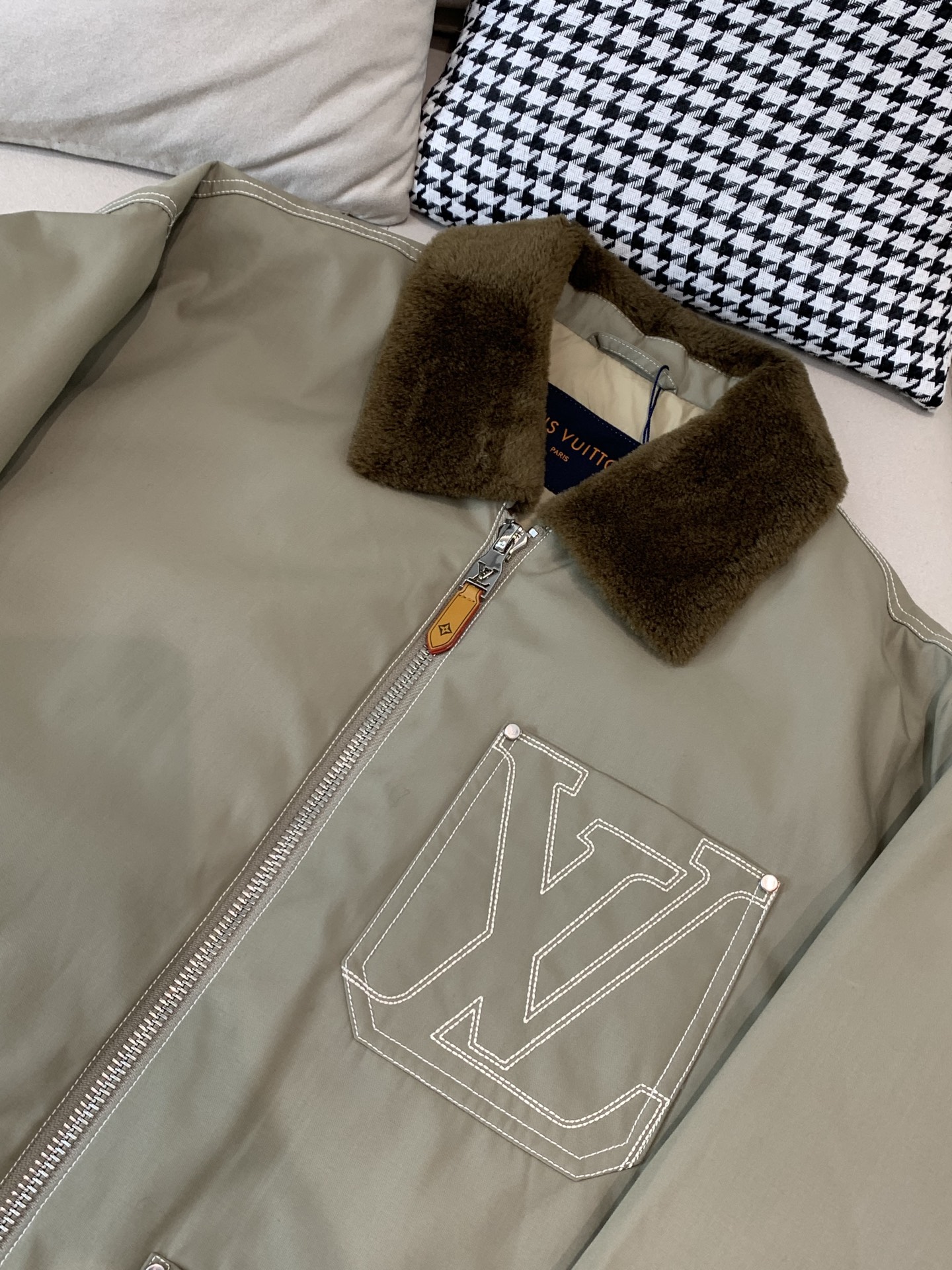 羽绒 LOUIS VUITTON羊羔毛刺绣外套LOUIS VUITTON绗缝羽绒棉外套冬日恋歌|LV蓝色