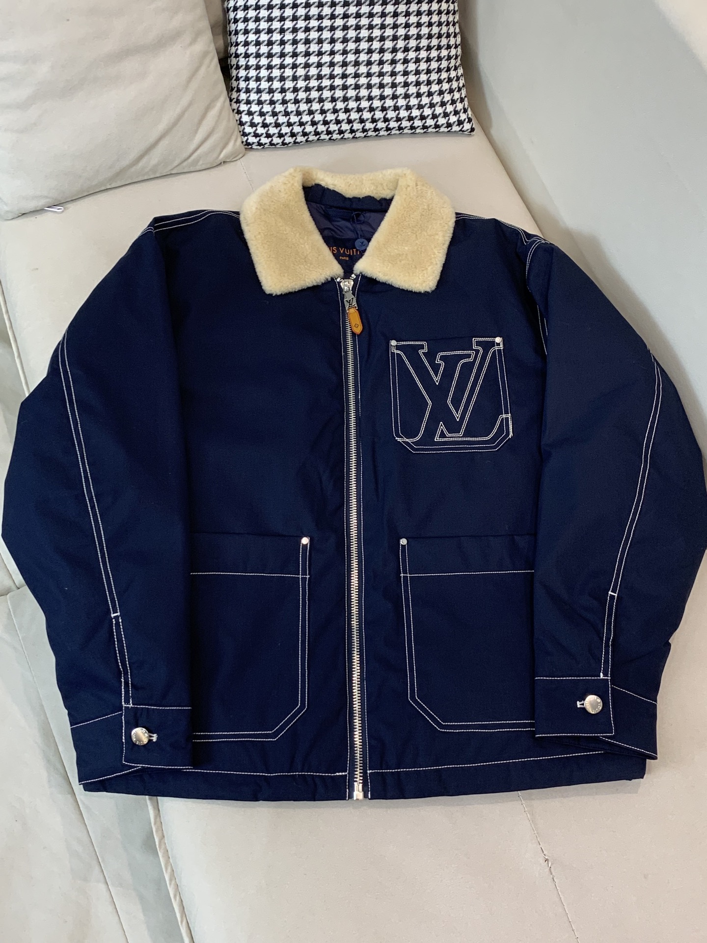 。 羽绒 LOUIS VUITTON羊羔毛刺绣外套LOUIS VUITTON绗缝羽绒棉外套冬日恋歌|LV