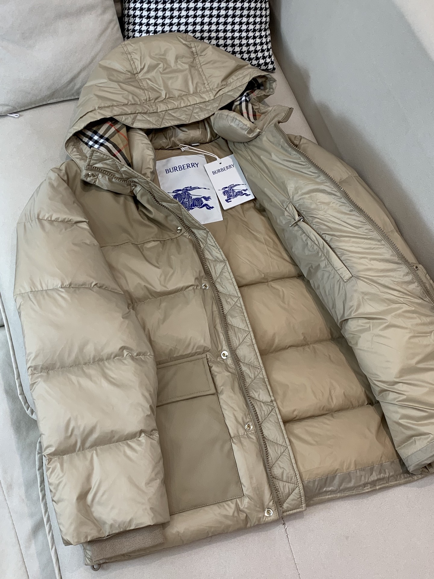 。 巴宝莉Burberry2025最新款时尚设计师款连帽羽绒服爆款羽绒服，90#白鸭绒填充，处处细节显工