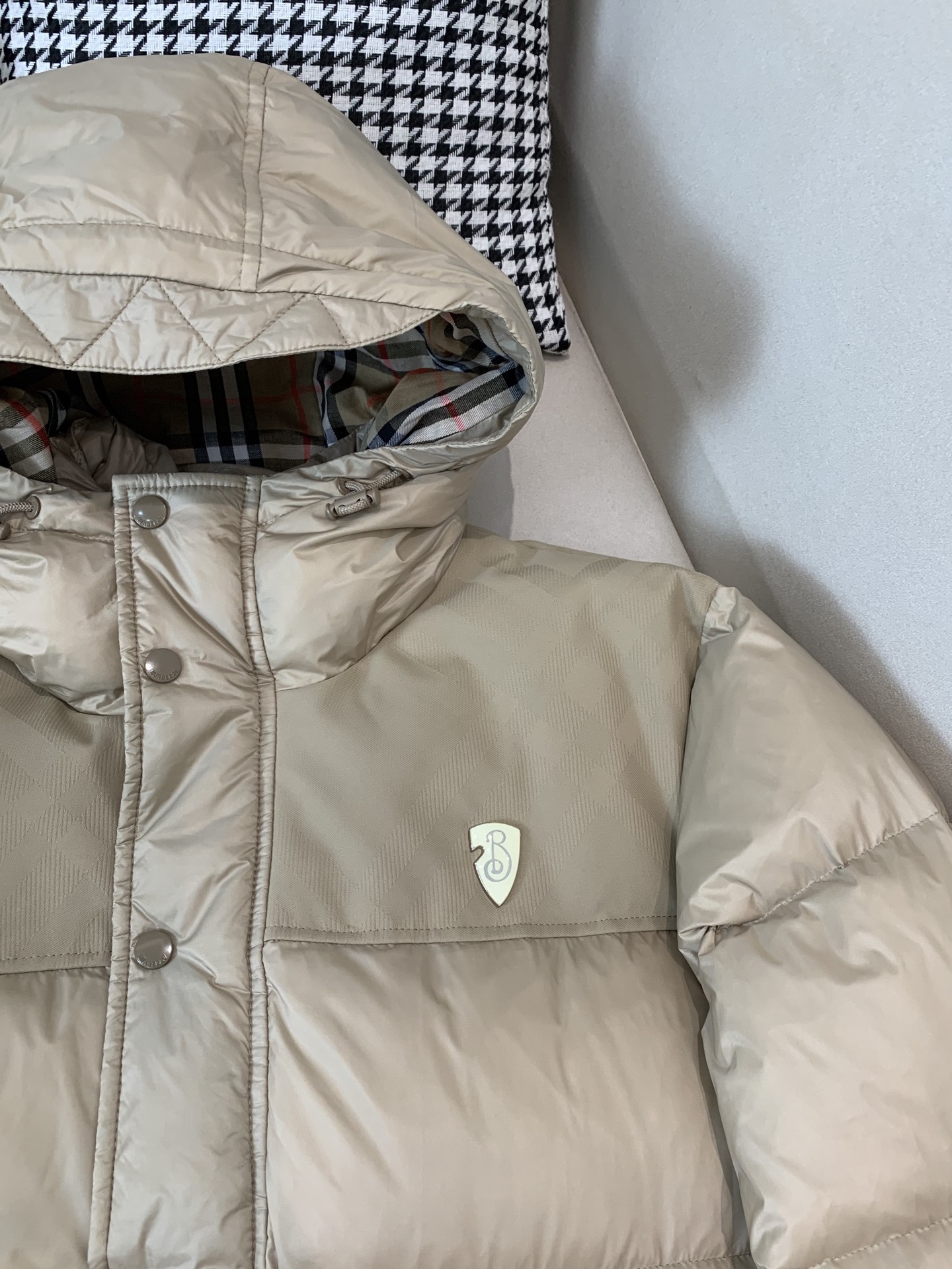 。 巴宝莉Burberry2025最新款时尚设计师款连帽羽绒服爆款羽绒服，90#白鸭绒填充，处处细节显工