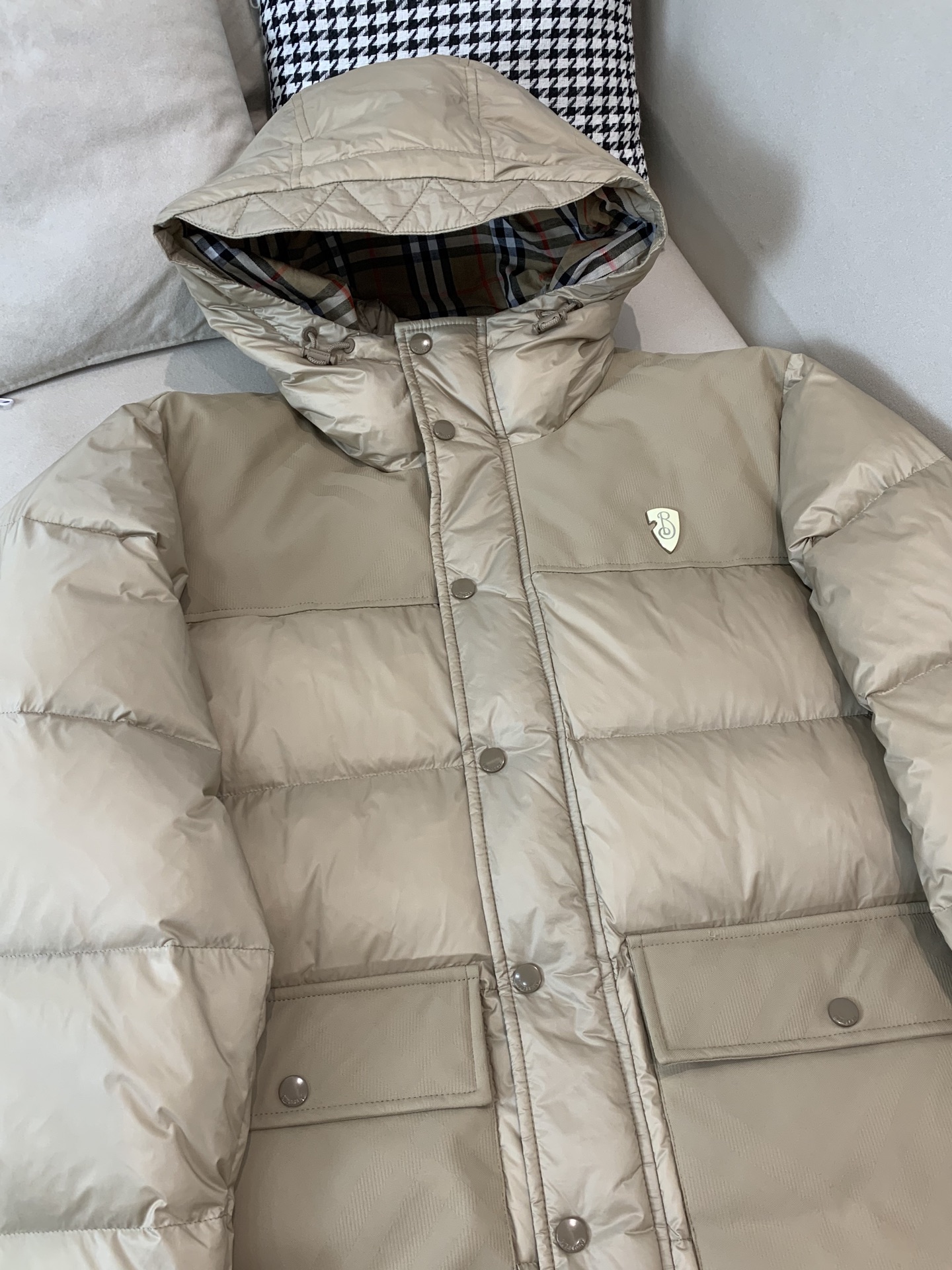 。 巴宝莉Burberry2025最新款时尚设计师款连帽羽绒服爆款羽绒服，90#白鸭绒填充，处处细节显工