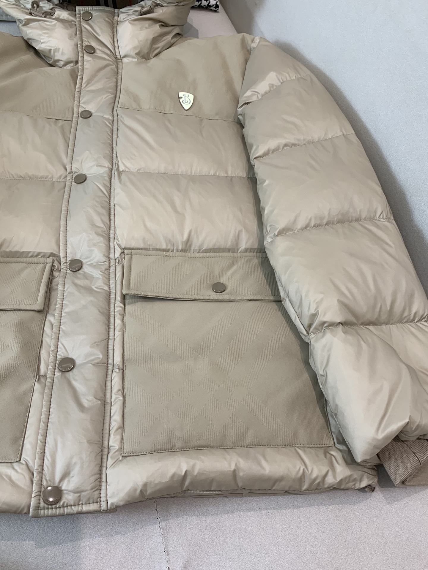 。 巴宝莉Burberry2025最新款时尚设计师款连帽羽绒服爆款羽绒服，90#白鸭绒填充，处处细节显工