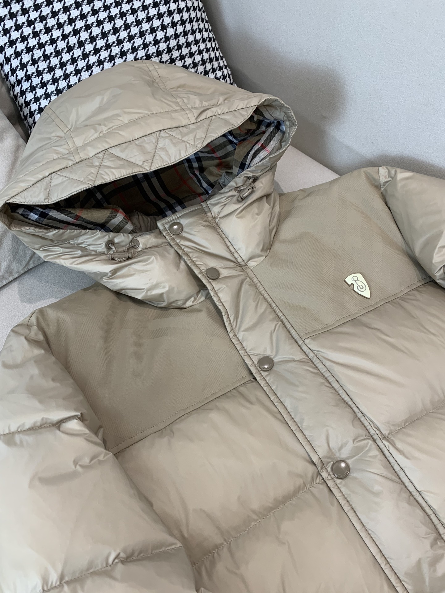 。 巴宝莉Burberry2025最新款时尚设计师款连帽羽绒服爆款羽绒服，90#白鸭绒填充，处处细节显工
