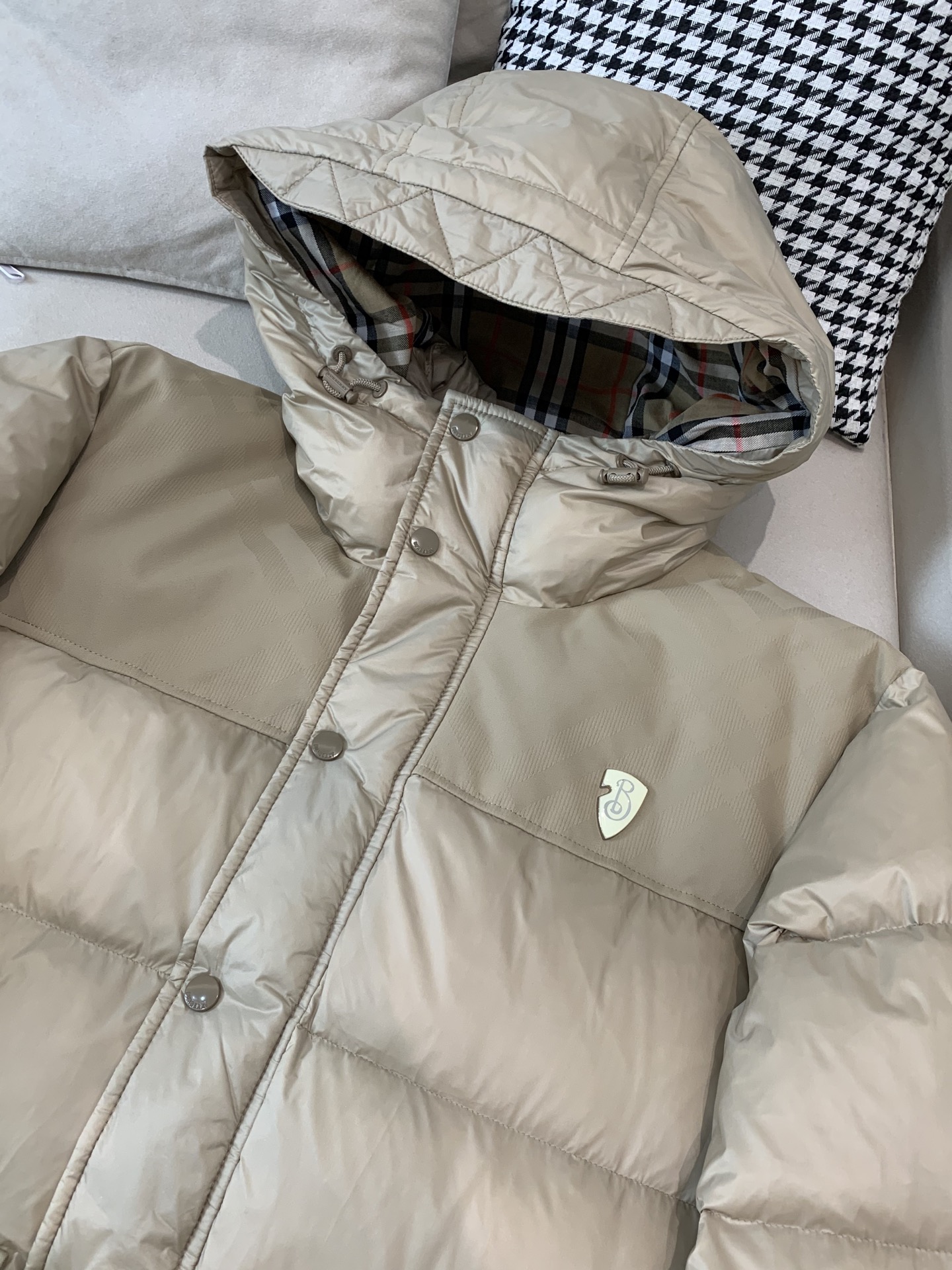 。 巴宝莉Burberry2025最新款时尚设计师款连帽羽绒服爆款羽绒服，90#白鸭绒填充，处处细节显工