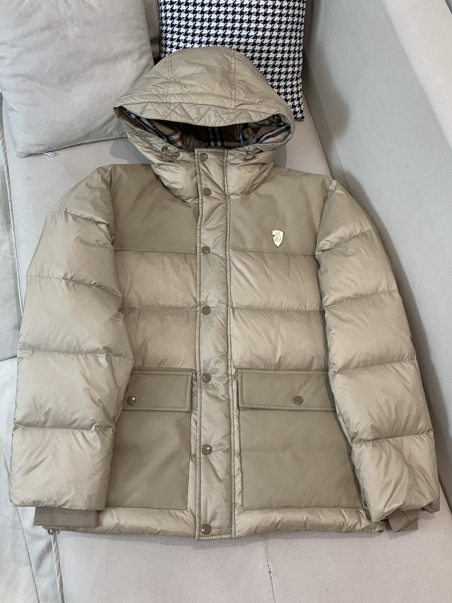 。 巴宝莉Burberry2025最新款时尚设计师款连帽羽绒服爆款羽绒服，90#白鸭绒填充，处处细节显工