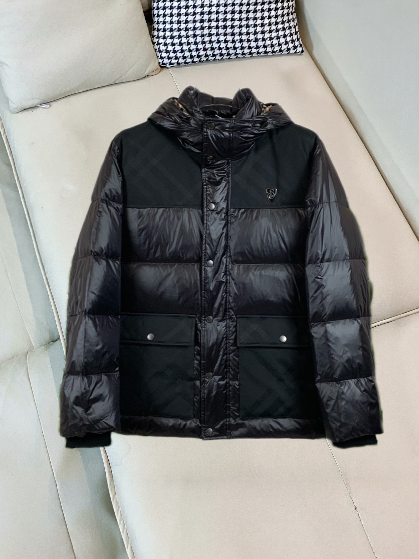 。 巴宝莉Burberry2025最新款时尚设计师款连帽羽绒服爆款羽绒服，90#白鸭绒填充，处处细节显工