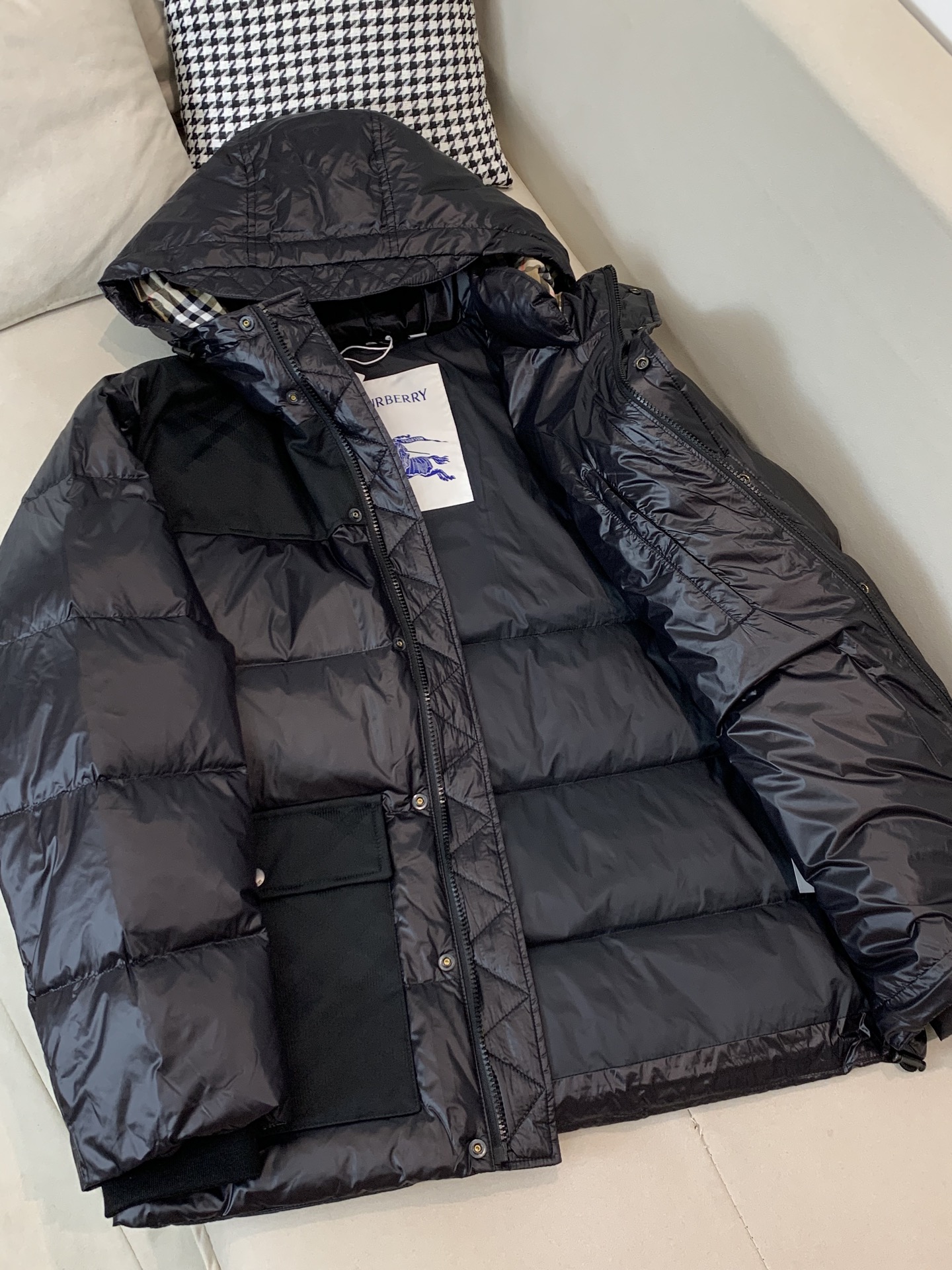 。 巴宝莉Burberry2025最新款时尚设计师款连帽羽绒服爆款羽绒服，90#白鸭绒填充，处处细节显工