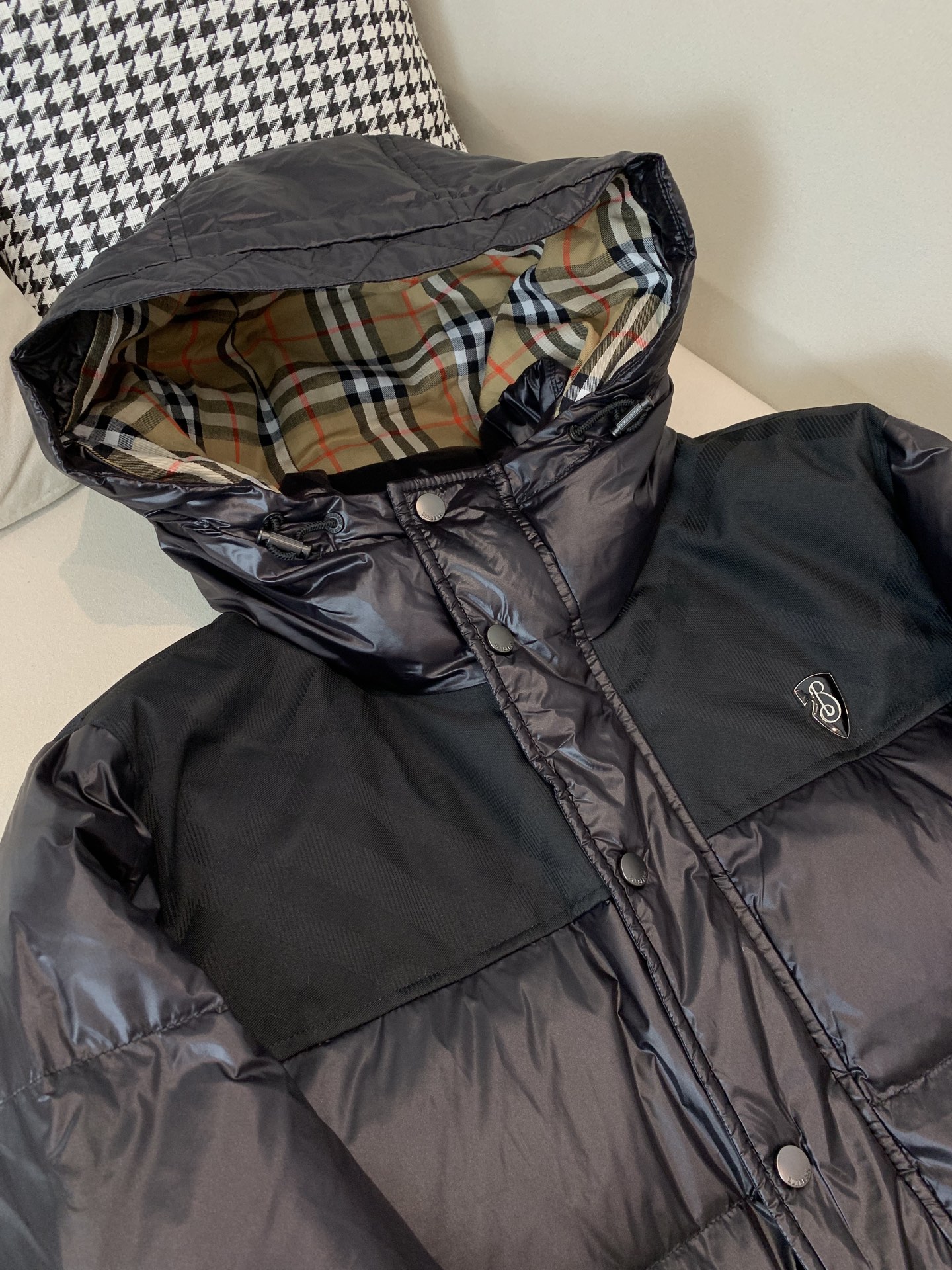 。 巴宝莉Burberry2025最新款时尚设计师款连帽羽绒服爆款羽绒服，90#白鸭绒填充，处处细节显工