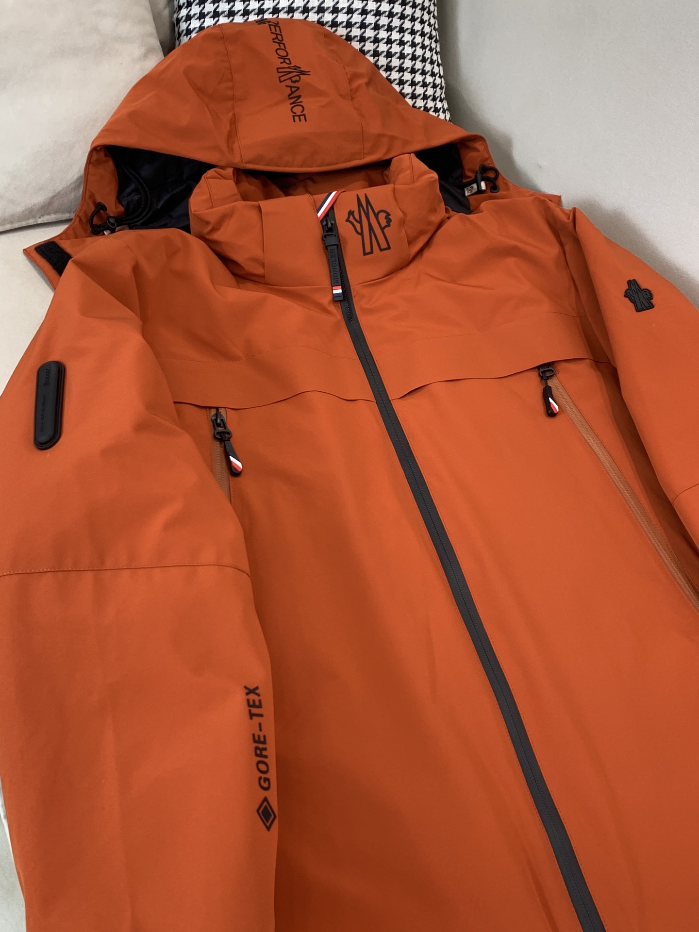 。2025SS秋冬季新款！-Moncl*r男士连帽羽绒服，高端轻奢的时尚风格，实穿百搭的款式，上身效果轻