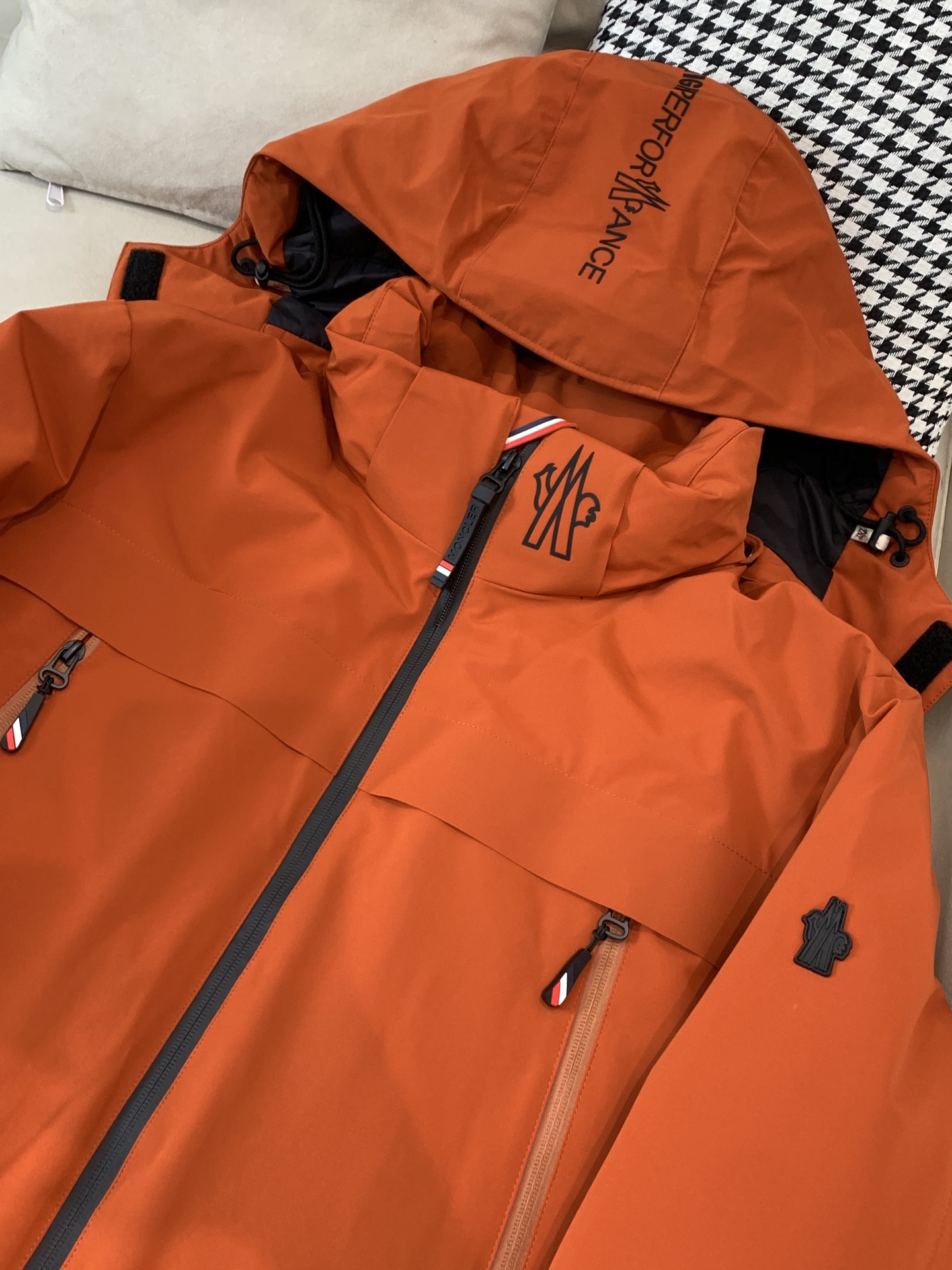 。2025SS秋冬季新款！-Moncl*r男士连帽羽绒服，高端轻奢的时尚风格，实穿百搭的款式，上身效果轻