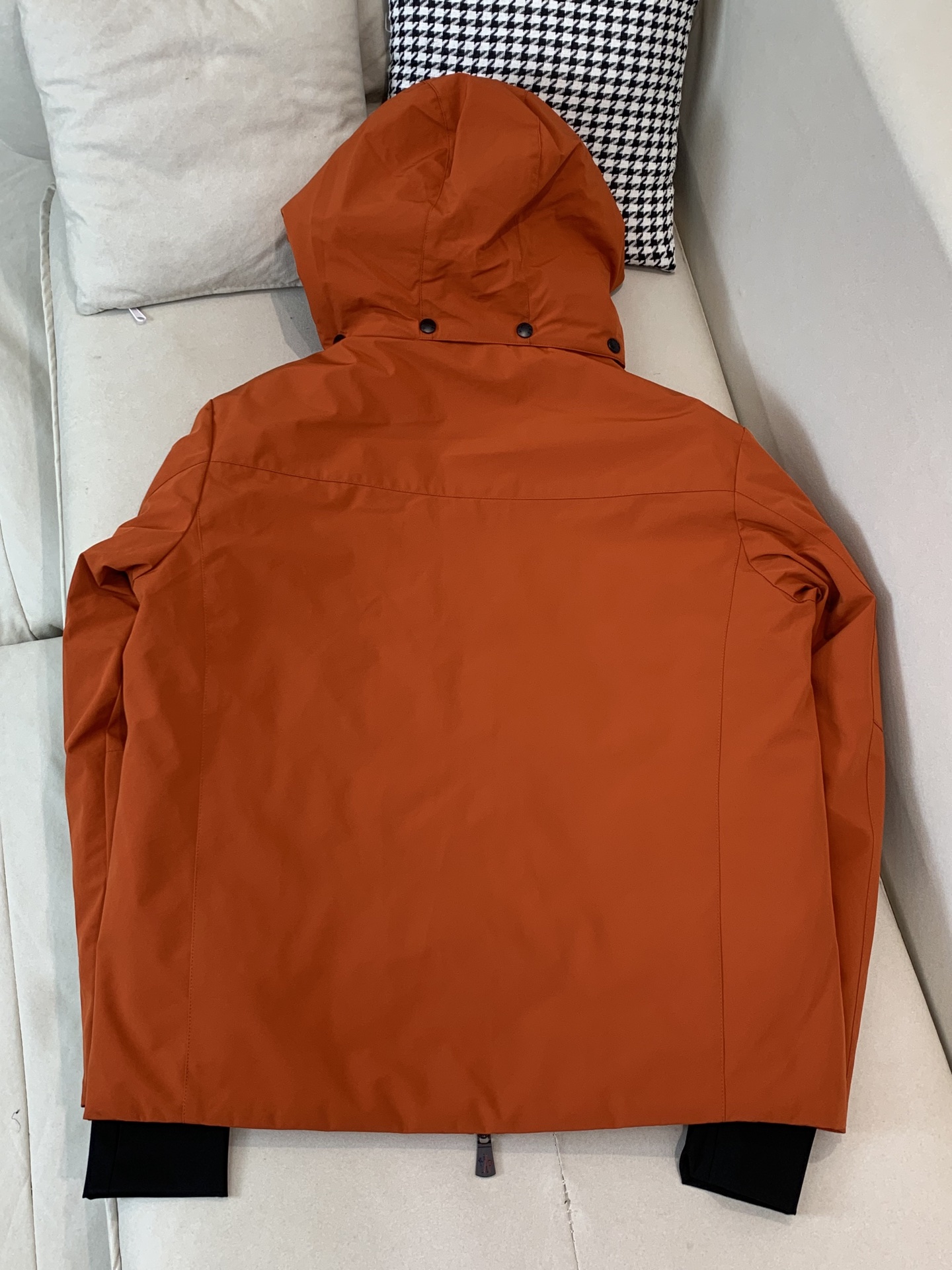 。2025SS秋冬季新款！-Moncl*r男士连帽羽绒服，高端轻奢的时尚风格，实穿百搭的款式，上身效果轻